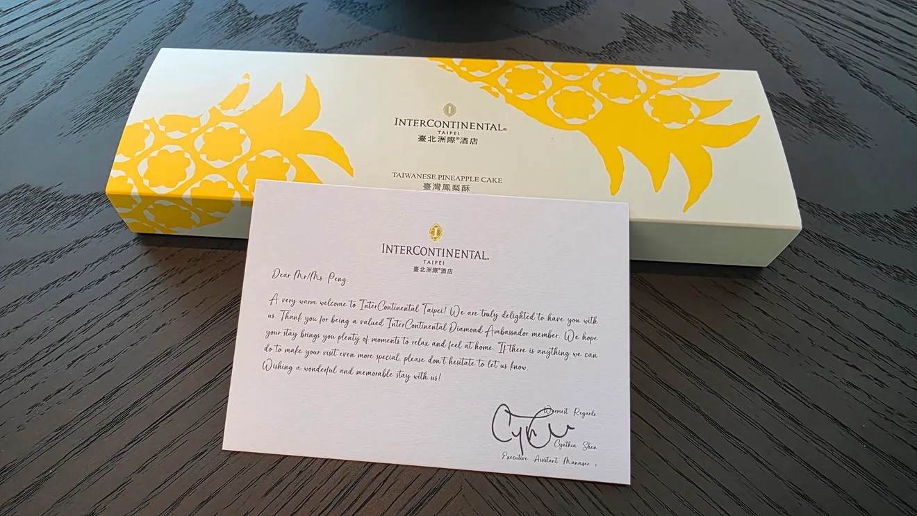 Welcome card and pineapple cake gift box