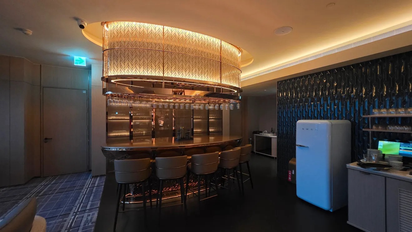 Club lounge circular bar