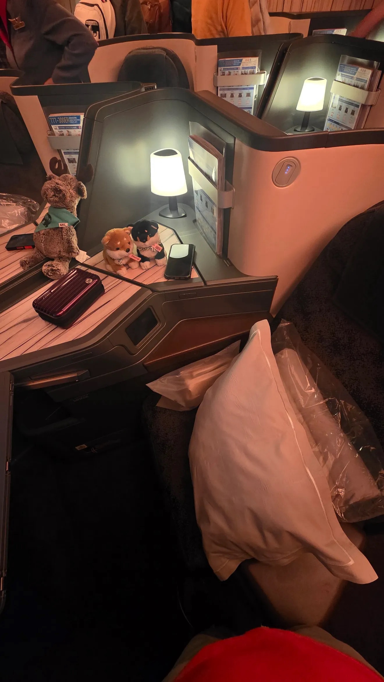 中華航空 CI31 溫哥華—台北豪華商務艙：那一客預選羊排，證明我選對了