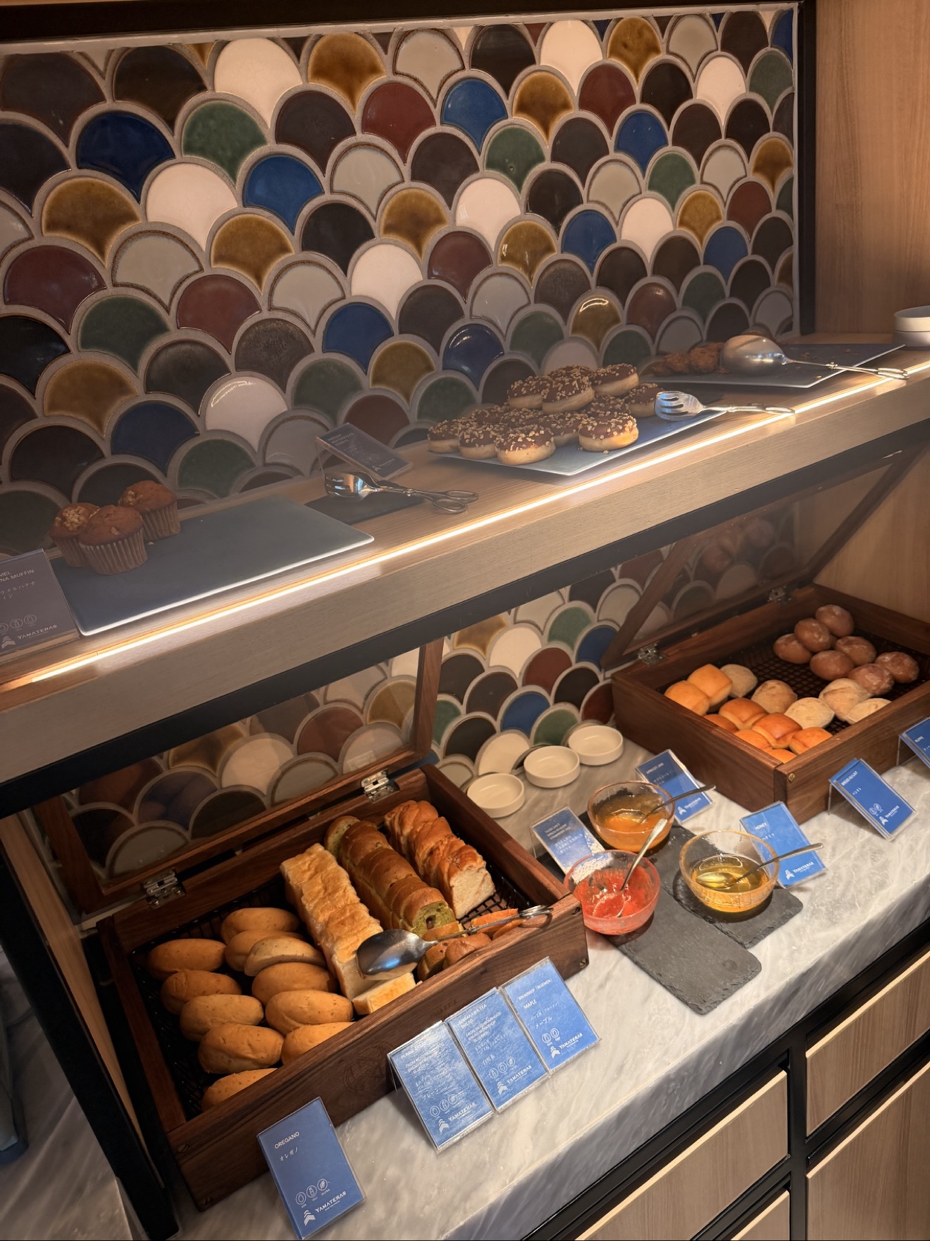 Bread shelf and fish-scale tile wall