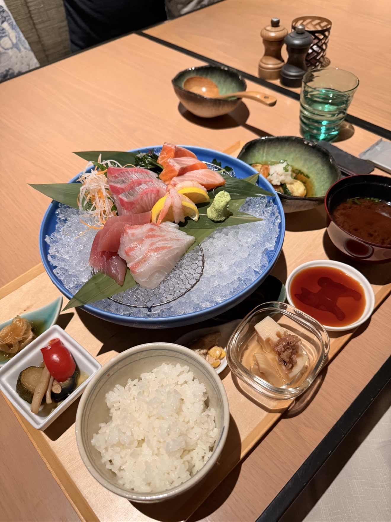 Sashimi set dinner in full