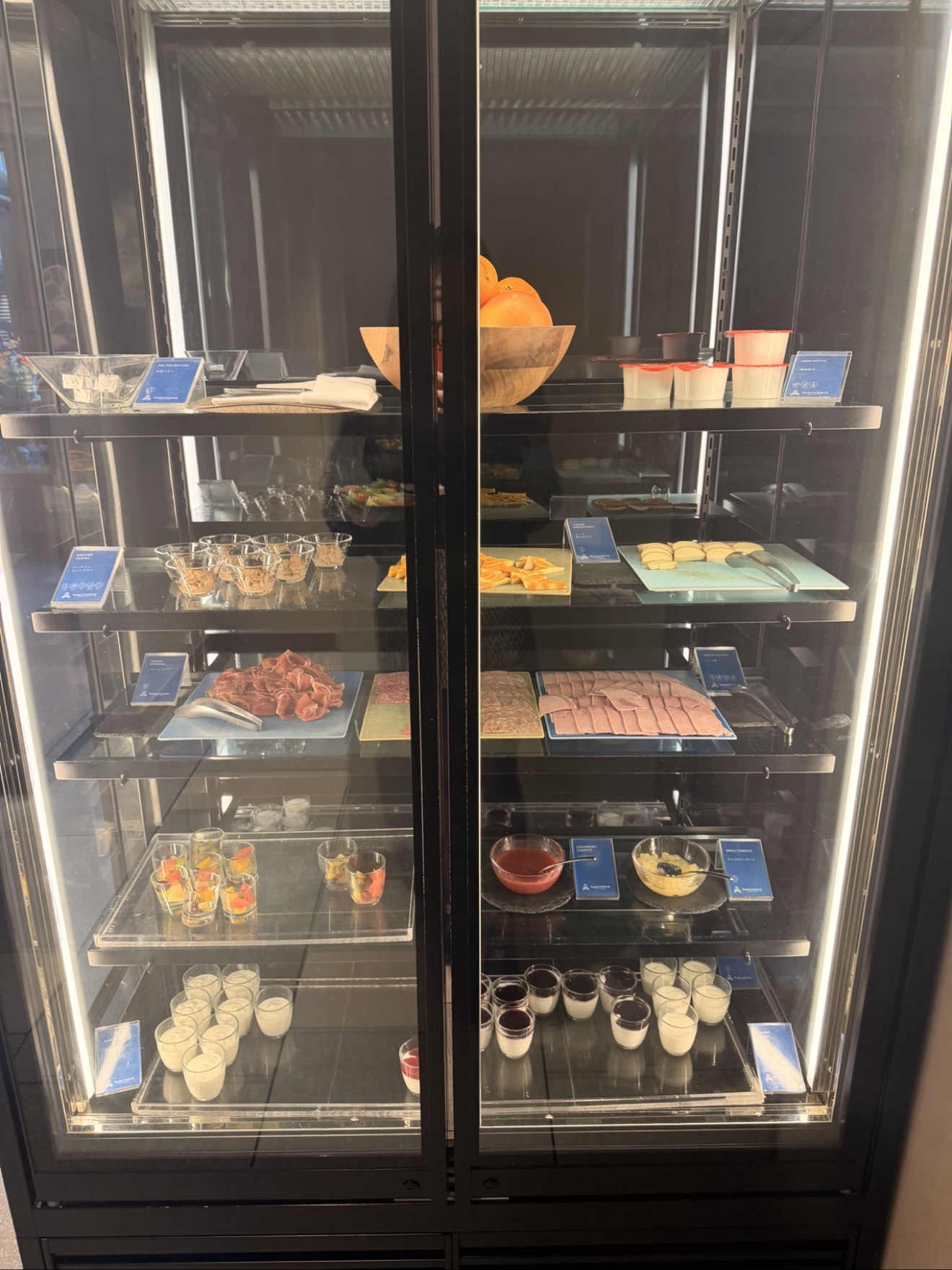 Breakfast chiller cabinet