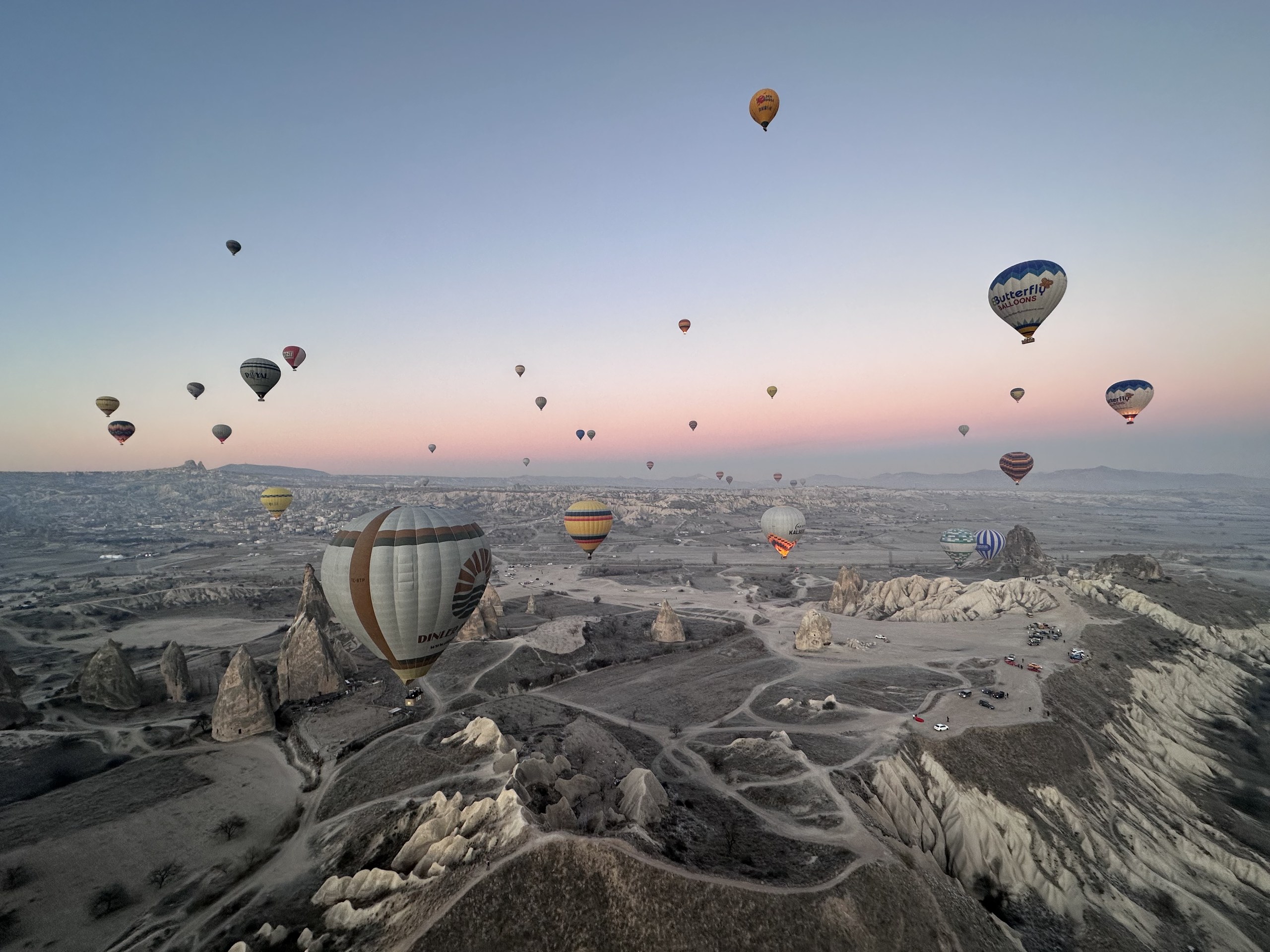 空いっぱいの気球——高いもの、低いもの、岩柱に寄るもの。右上は Butterfly の気球。