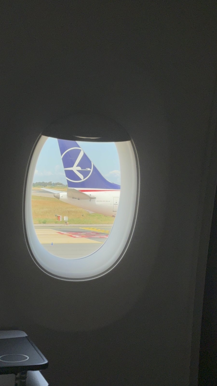 從機艙望向窗外，停機坪上的波蘭航空飛機