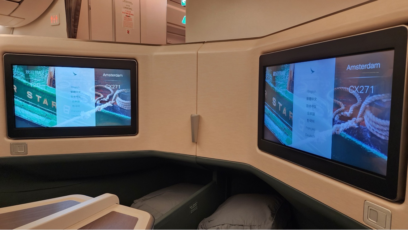 相鄰座位螢幕上的 CX271 歡迎畫面