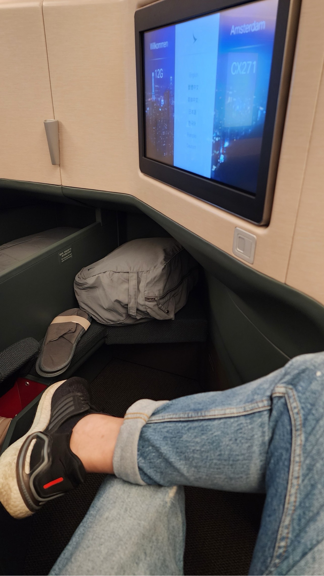 腳部空間與腳凳上的寢具包和拖鞋