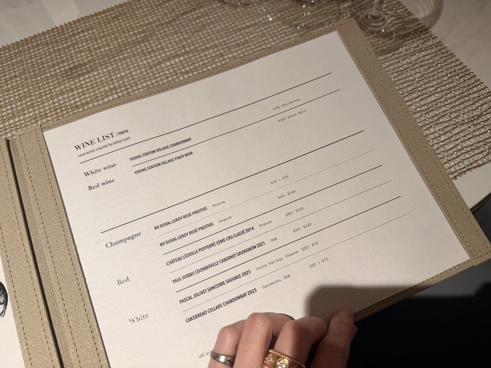 この夜のワインリスト「WINE LIST / TOKYO」。一番上には寄港地にちなんだ地元ワイン。