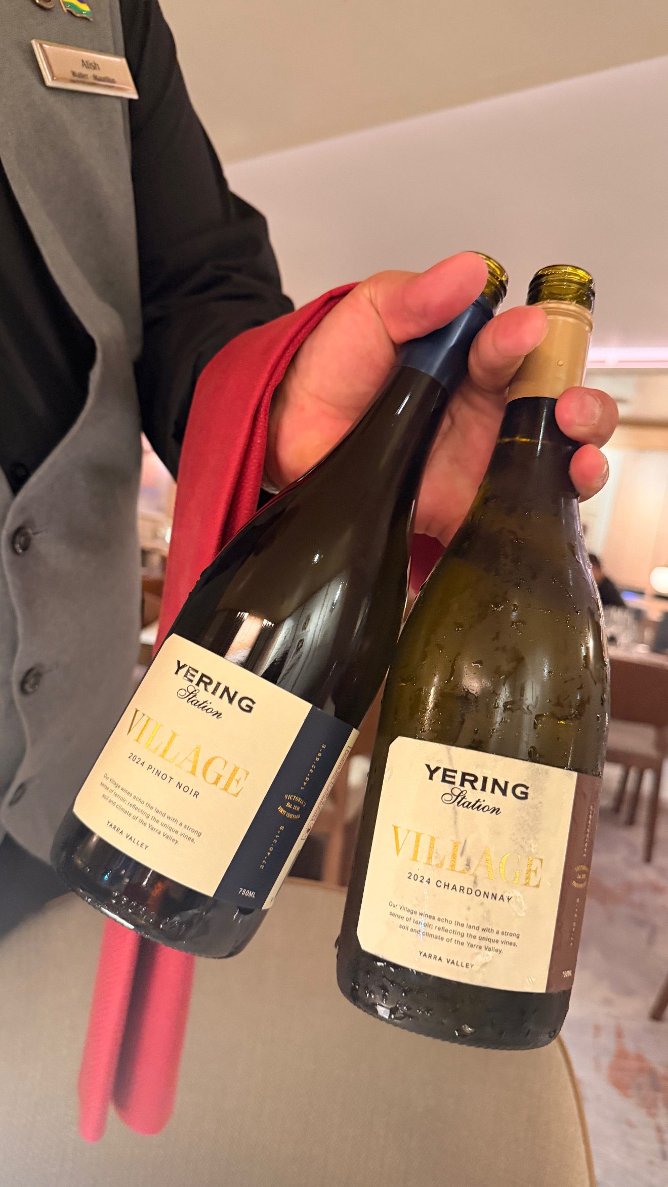 テーブルにボトルを提示。今夜の地元ワインはYering Station Villageの2024年シャルドネとピノ・ノワール。