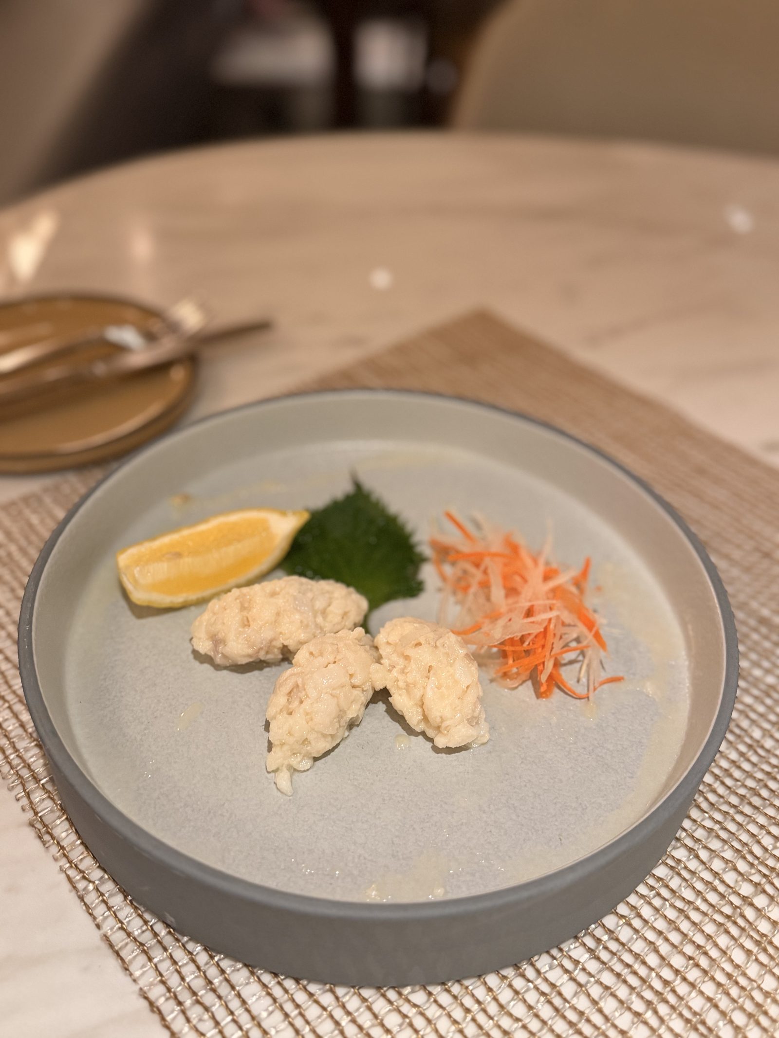 前菜「なめろうタルタル」。刻んだ白身魚のタルタルに、しその葉、レモンと千切り野菜。