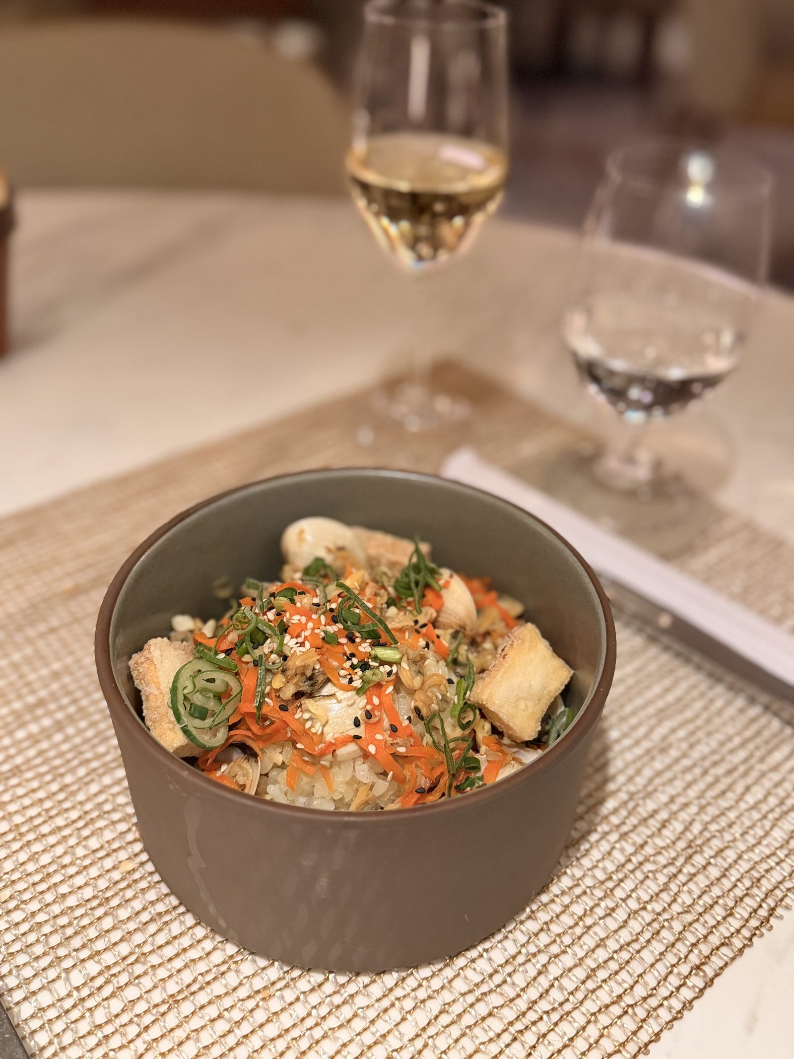 メイン「深川あさり飯」。あさりに千切りにんじん、揚げ豆腐、ごまとねぎを合わせたご飯。