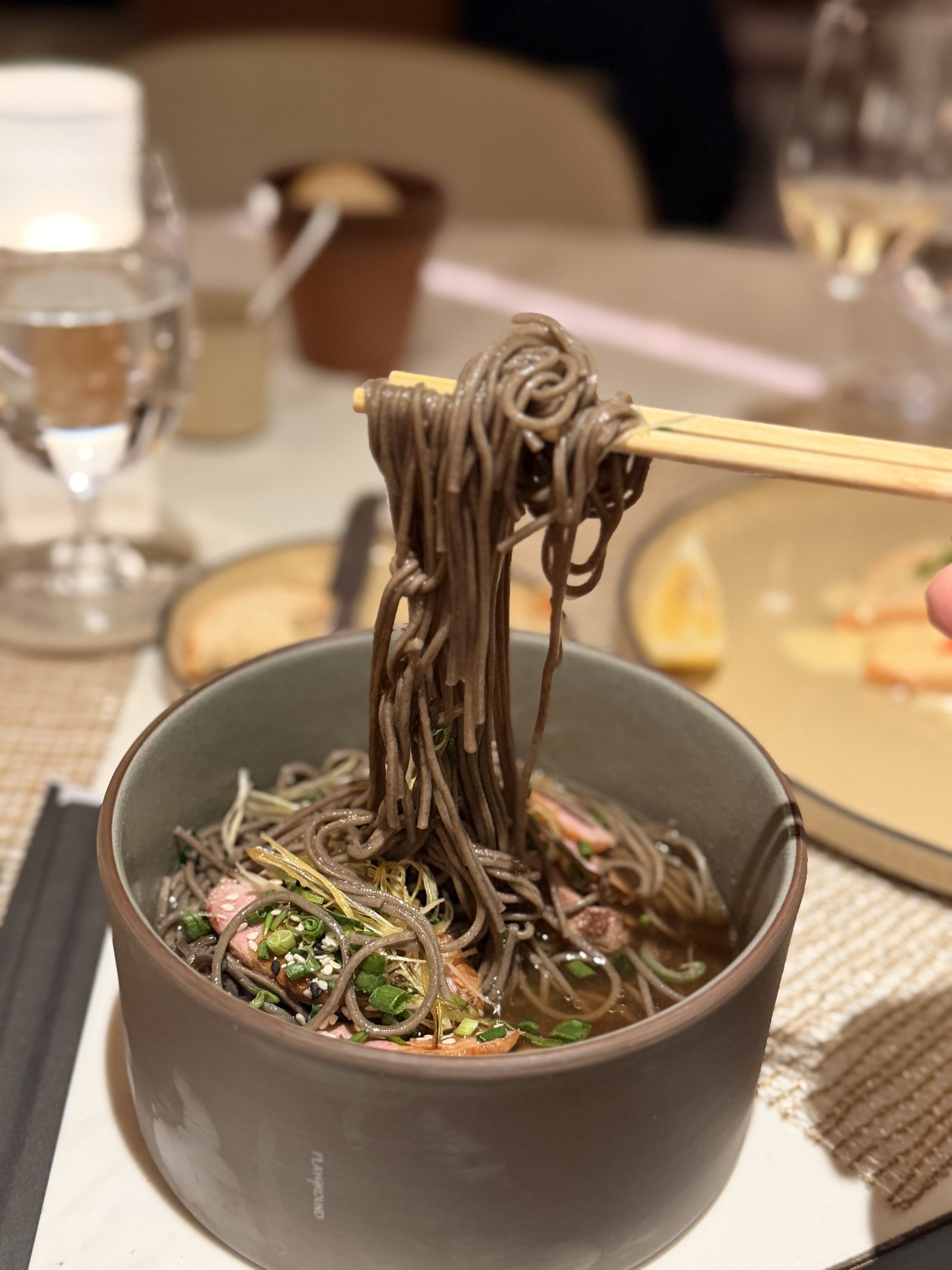 箸でそばを持ち上げて。湯気が立ちます。