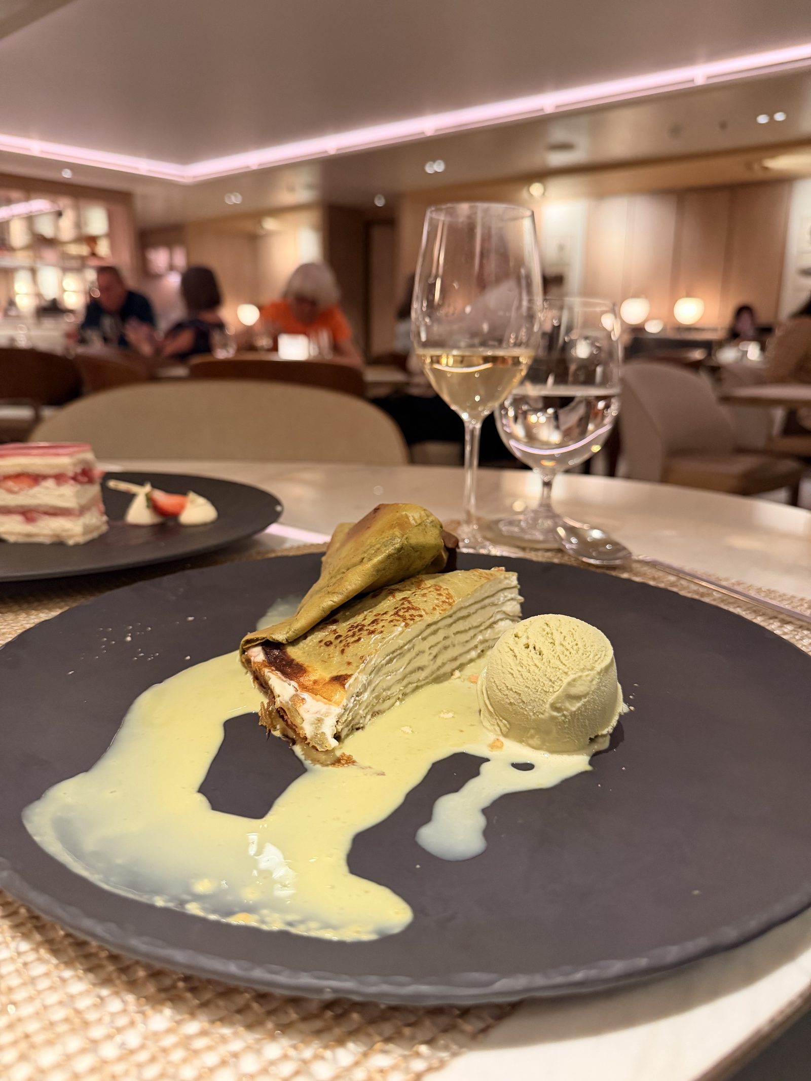 デザート「抹茶ミルクレープ」。抹茶クレープとホイップクリームの層に、抹茶アイスを添えて。