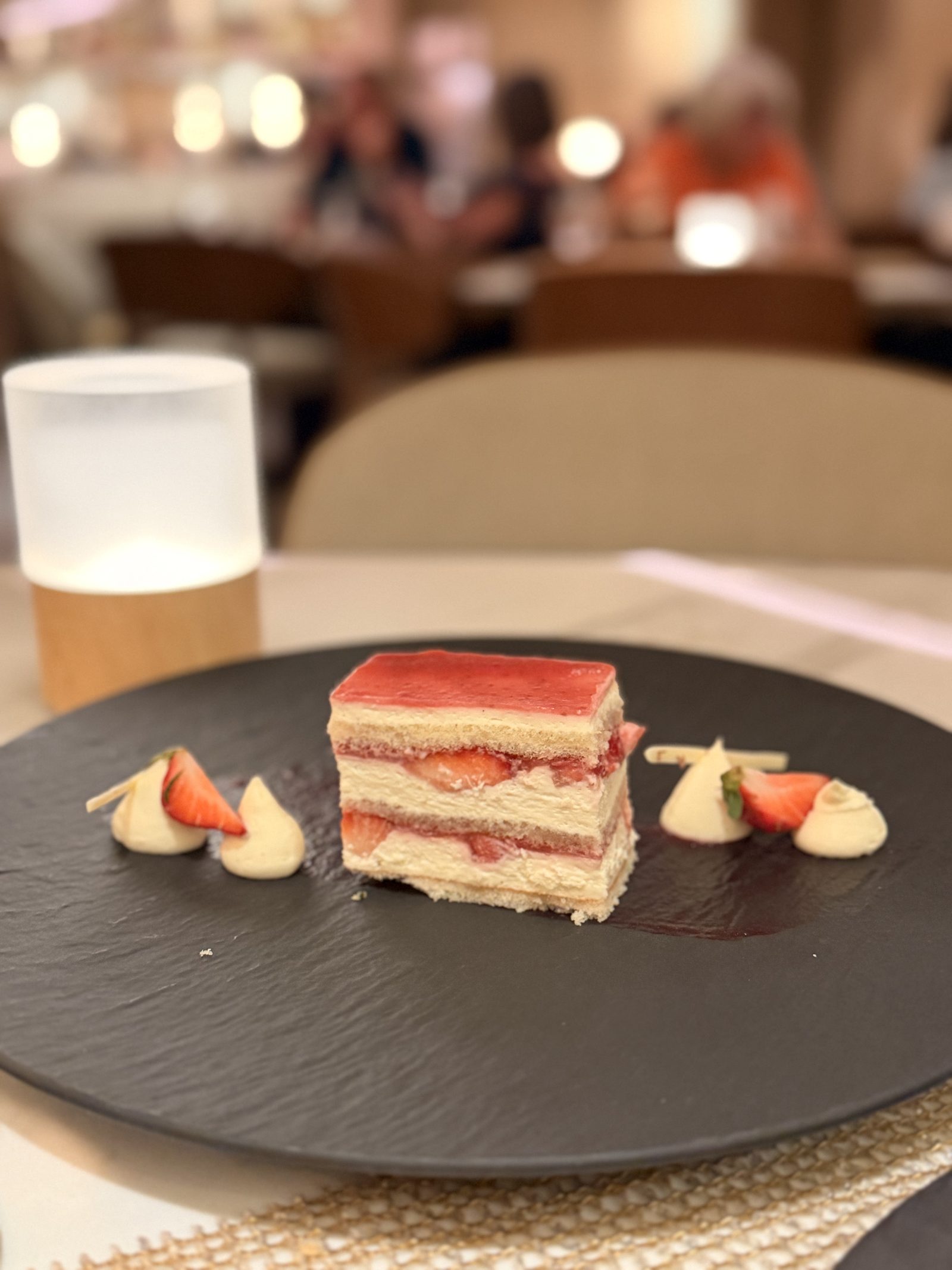 デザート「日本のいちごショートケーキ」。ジェノワーズとホイップクリーム、新鮮ないちごの層。