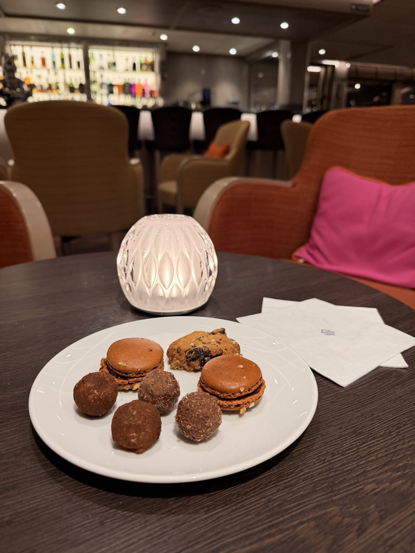 同じ皿を別の角度から。背景はカフェのバーの棚。