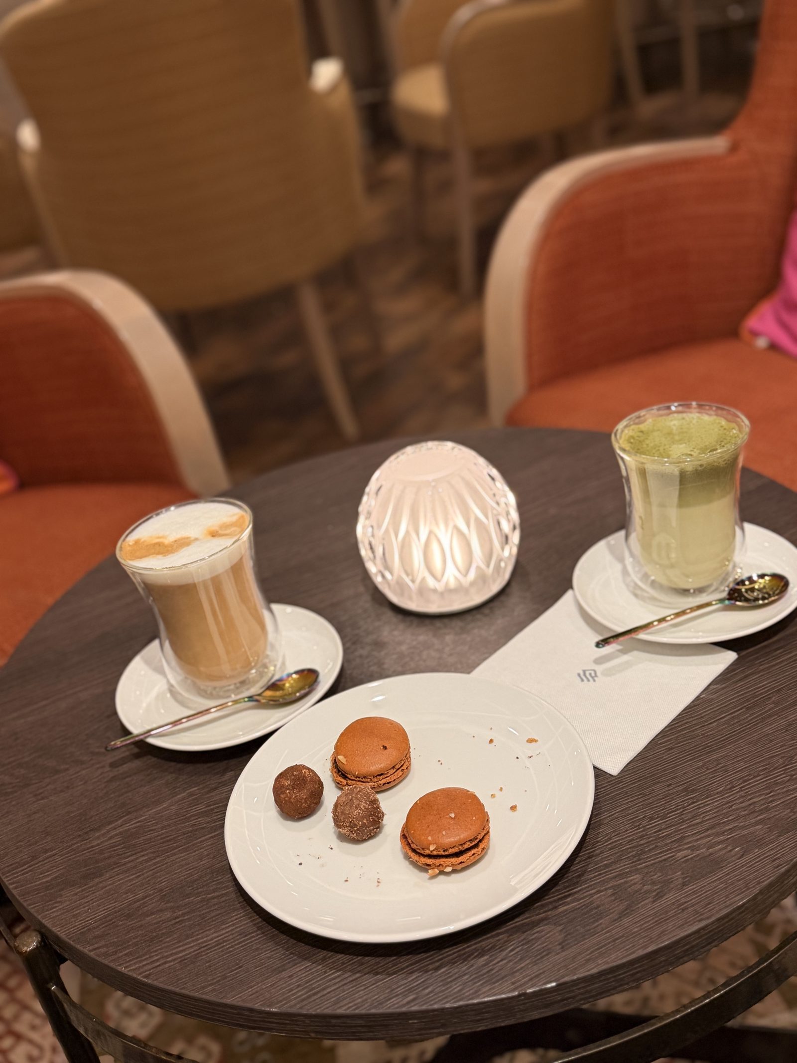 温かい飲み物が2つ到着。泡の立つラテと、層になった抹茶ラテ。