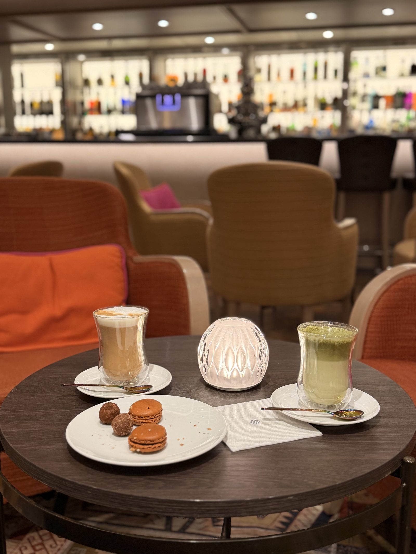 カフェのテーブルを別の角度から。夜がゆっくり流れます。