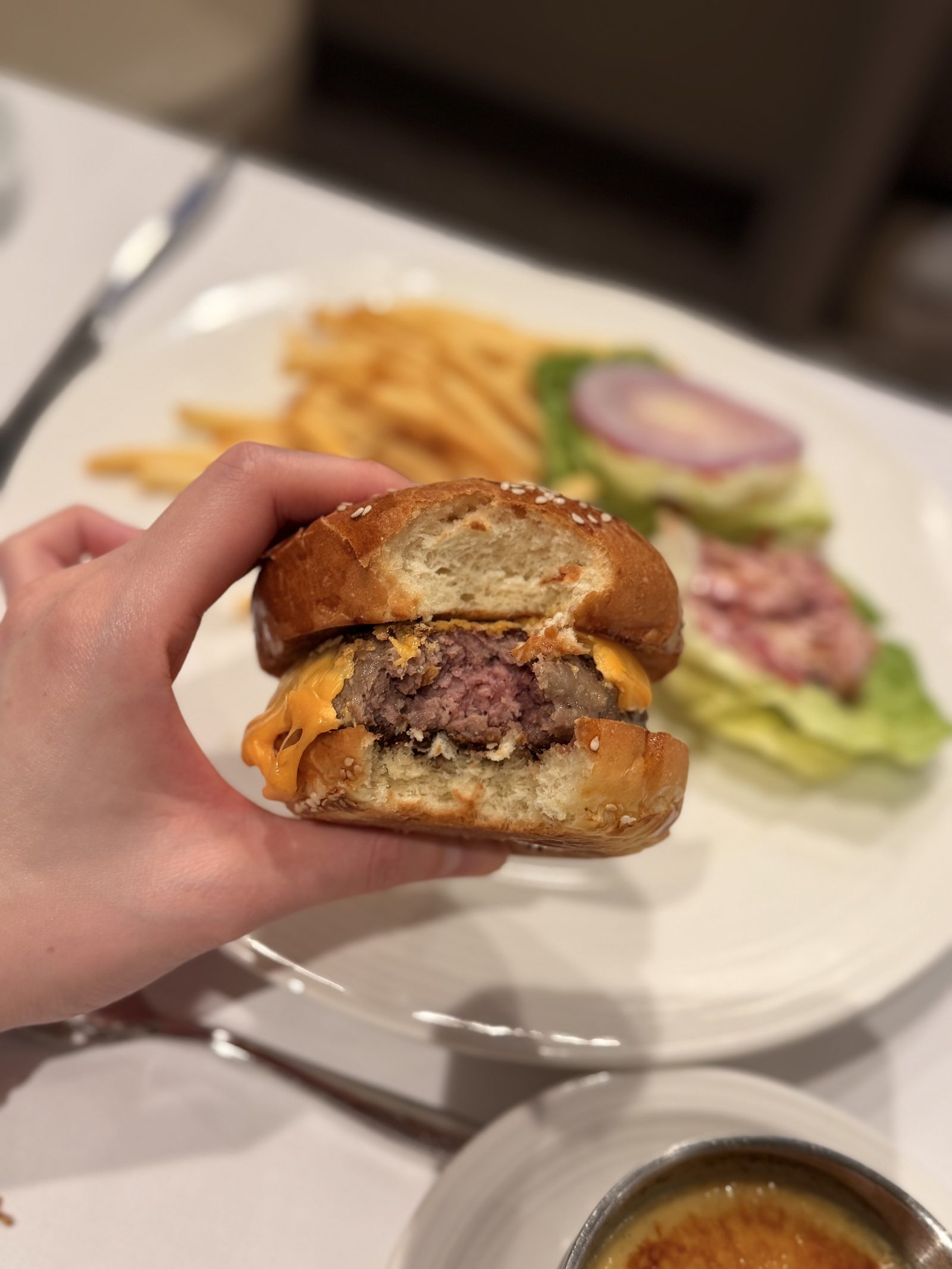かじったバーガー。ビーフパティの中心はまだピンク色。
