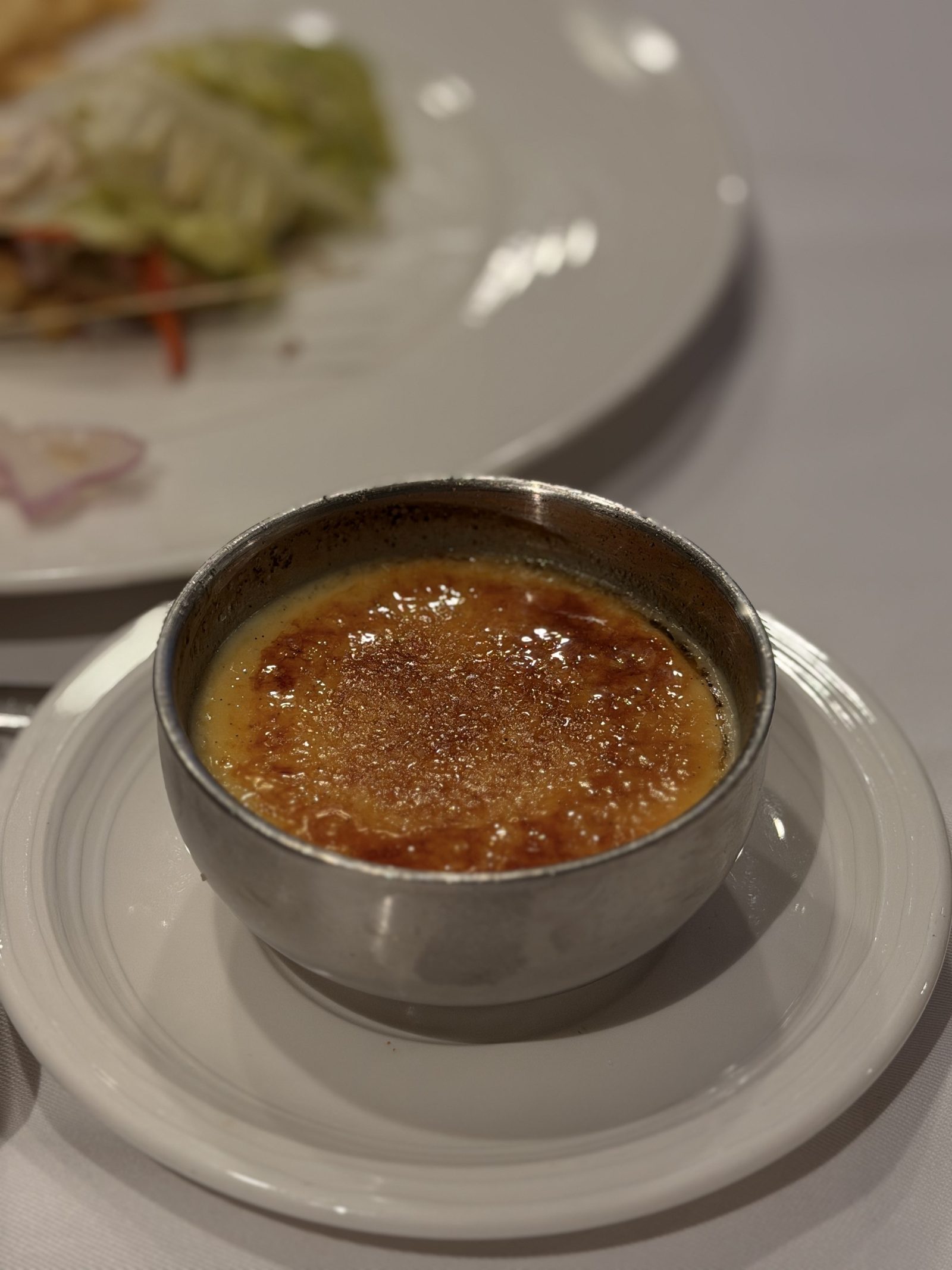 クレームブリュレ。金属の型に入り、カラメルの表面は金色に焼けています。