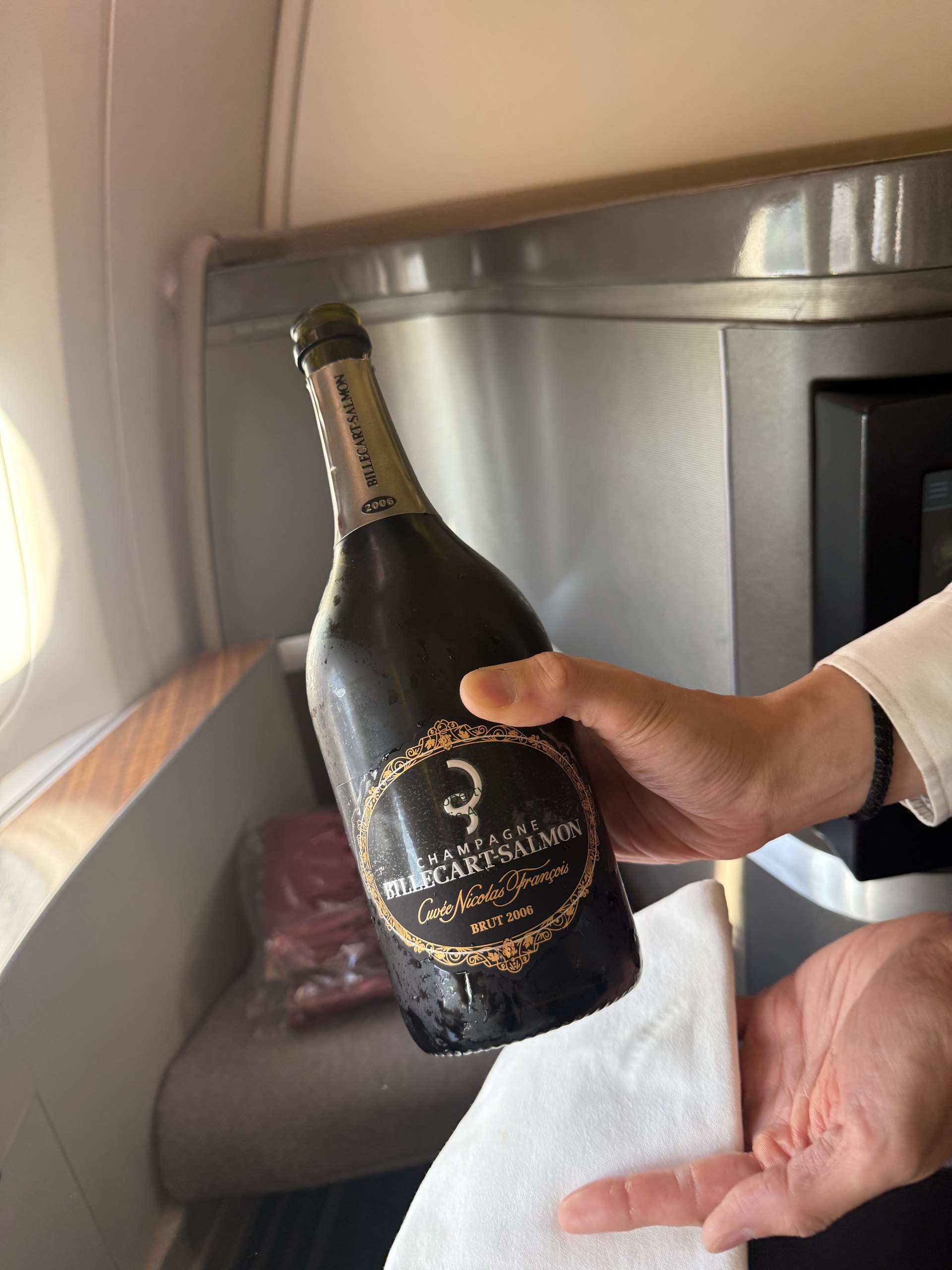 搭乗後の一杯。クルーがボトルを掲げる――ビルカール・サルモン キュヴェ・ニコラ・フランソワ・ブリュット 2006。