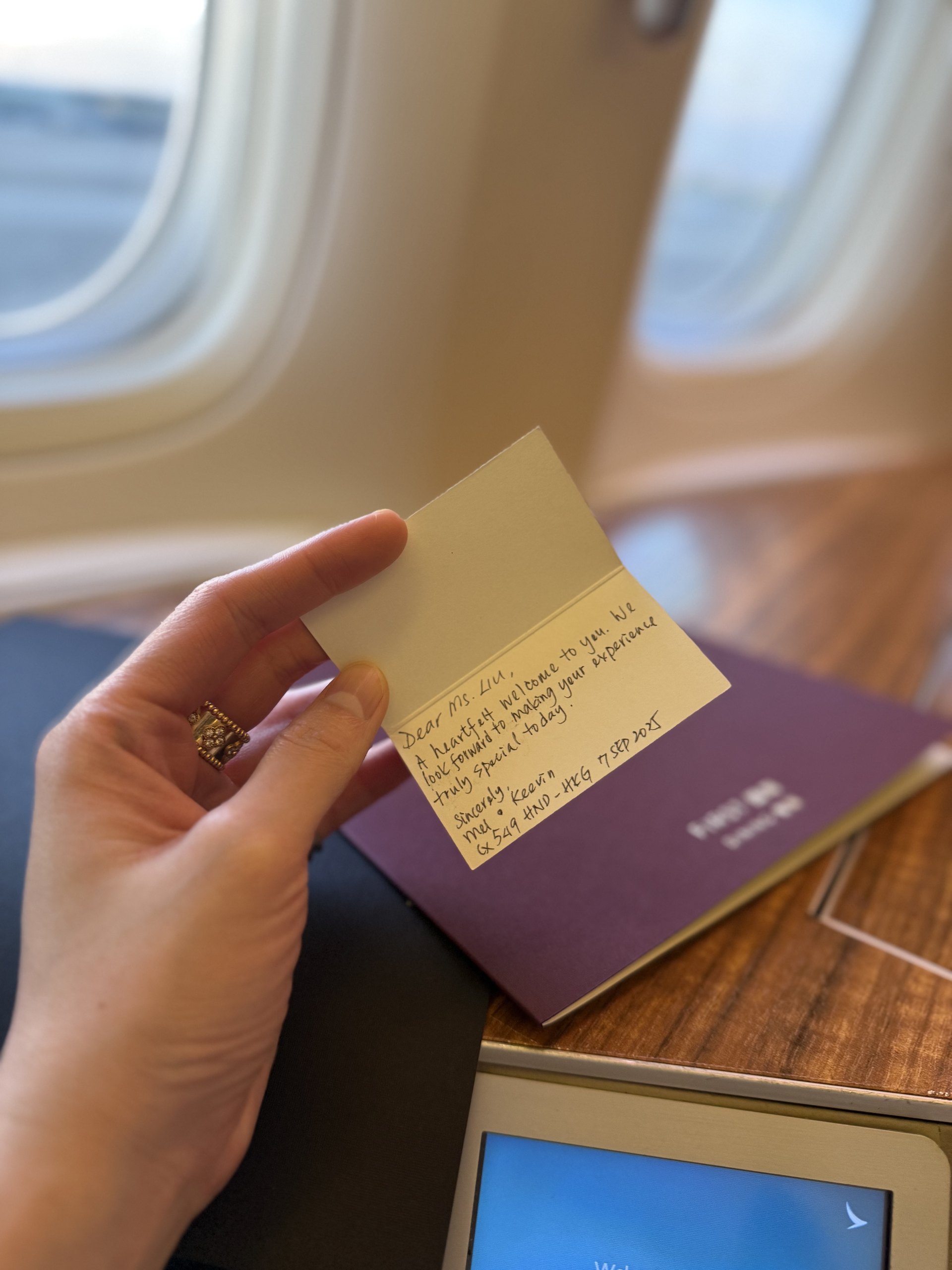 クルーのMelとKeevinからの手書きカード。CX549、HND–HKG、2025年9月7日。