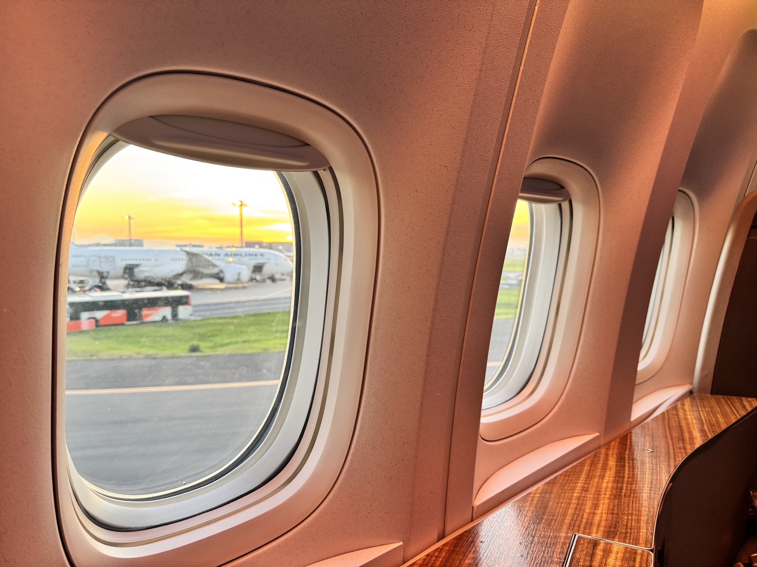 滑走路が流れ去る。18時08分、CX549はようやく離陸した。