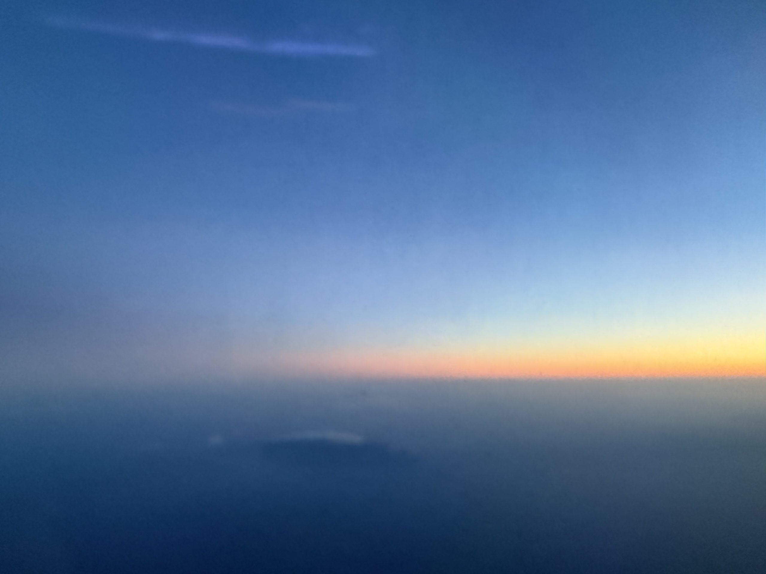 上昇後の夕闇。水平線にはオレンジの線が一本だけ。