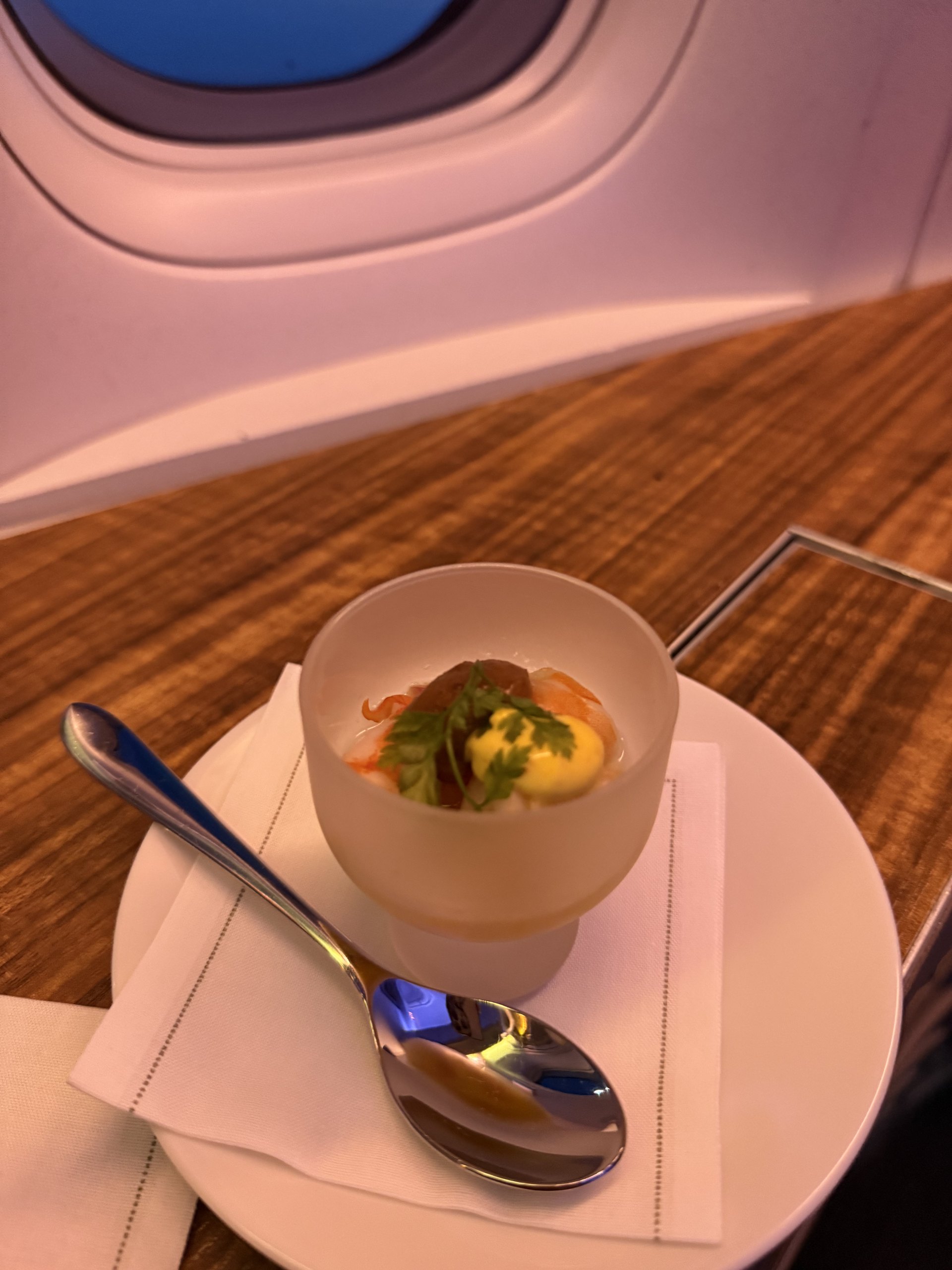 前菜はグリーンピースのスープ。ミントのクレームフレッシュとクルトンで、爽やかにリセット。