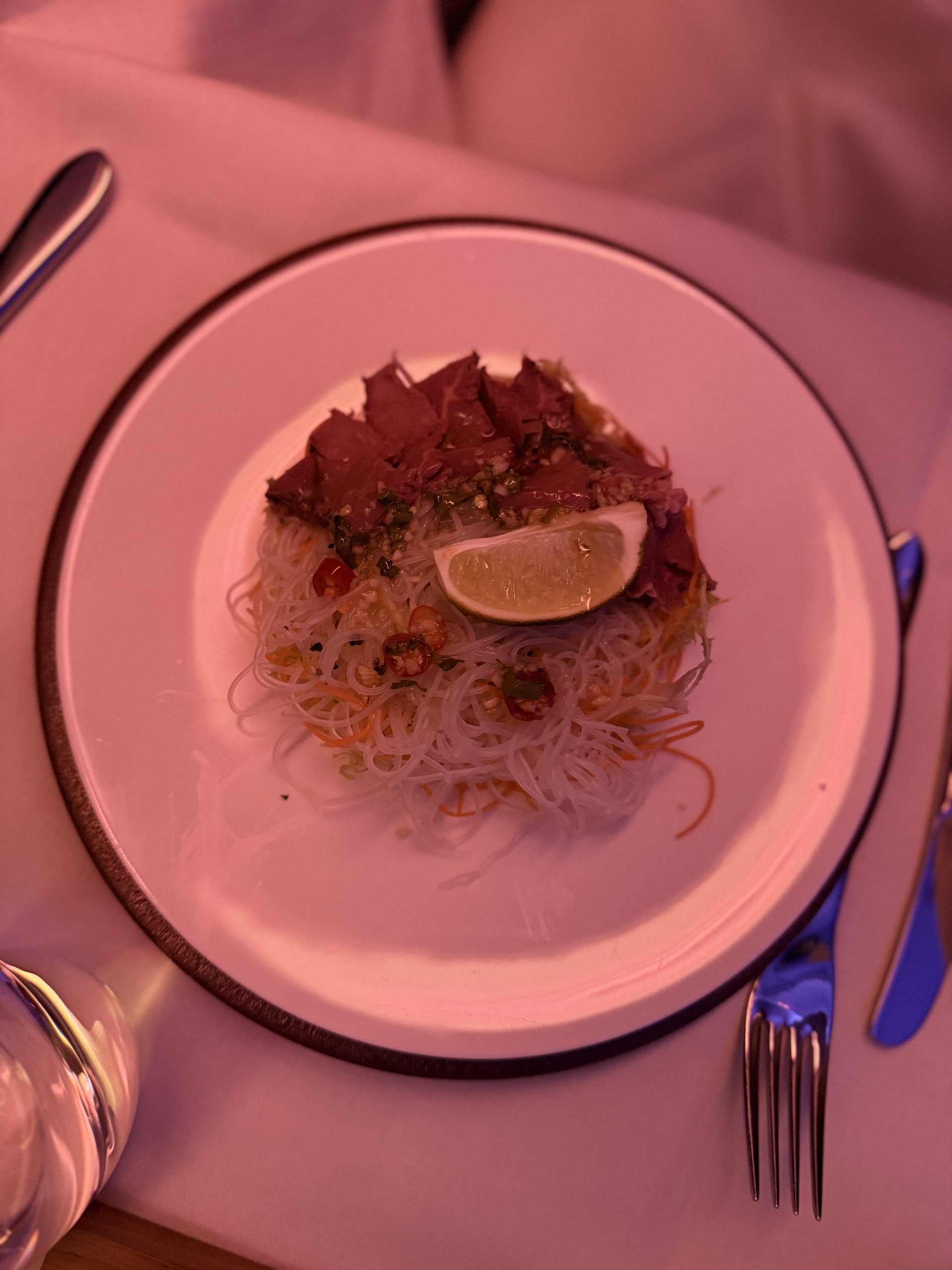 タイ風牛肉と春雨のサラダ、ナムジムドレッシング。酸味と辛味が味覚を起こす。