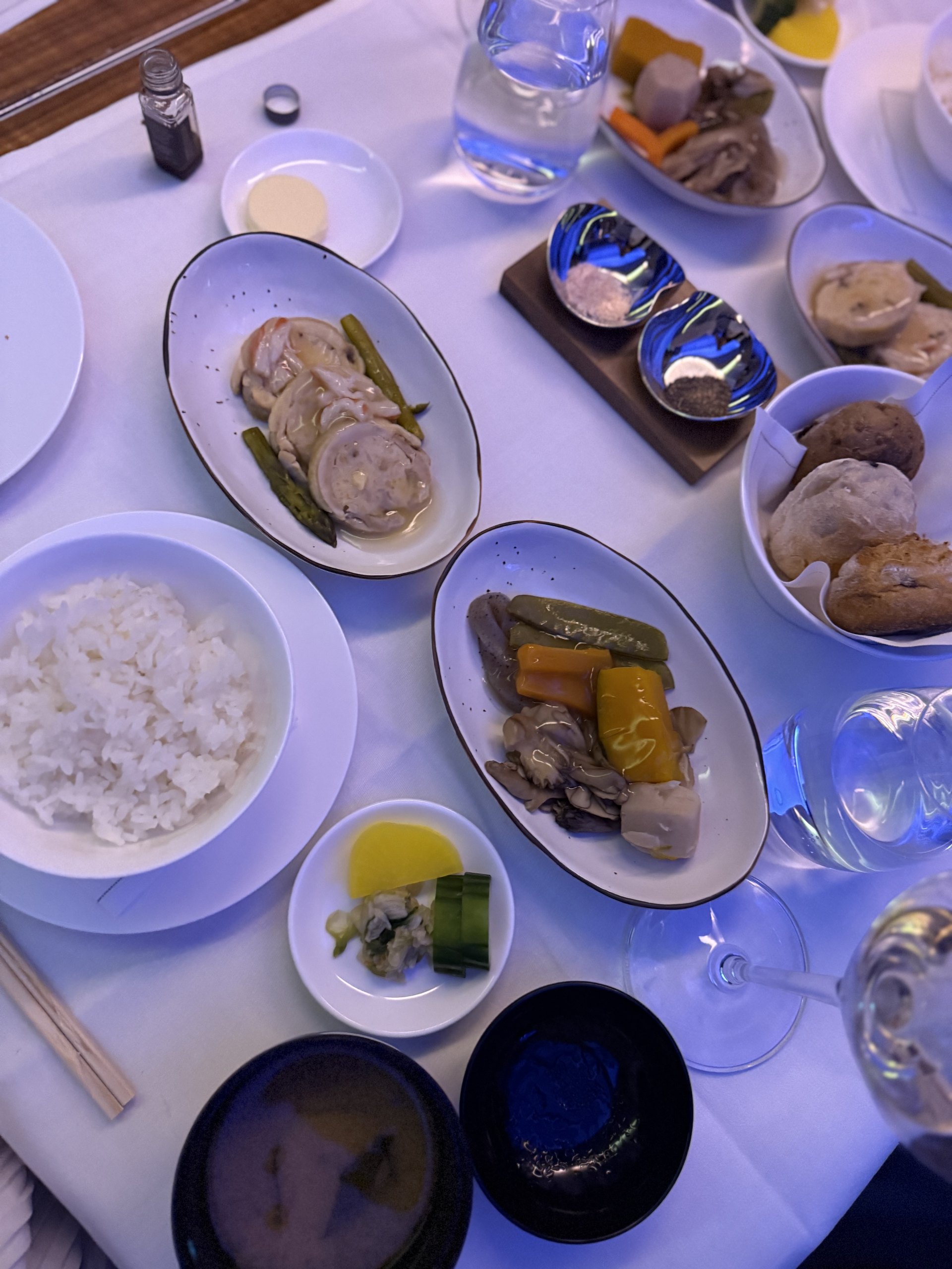 メインは和食の膳に。鶏肉ロール、野菜の盛り合わせ、ご飯と味噌汁が白いクロスの上に。
