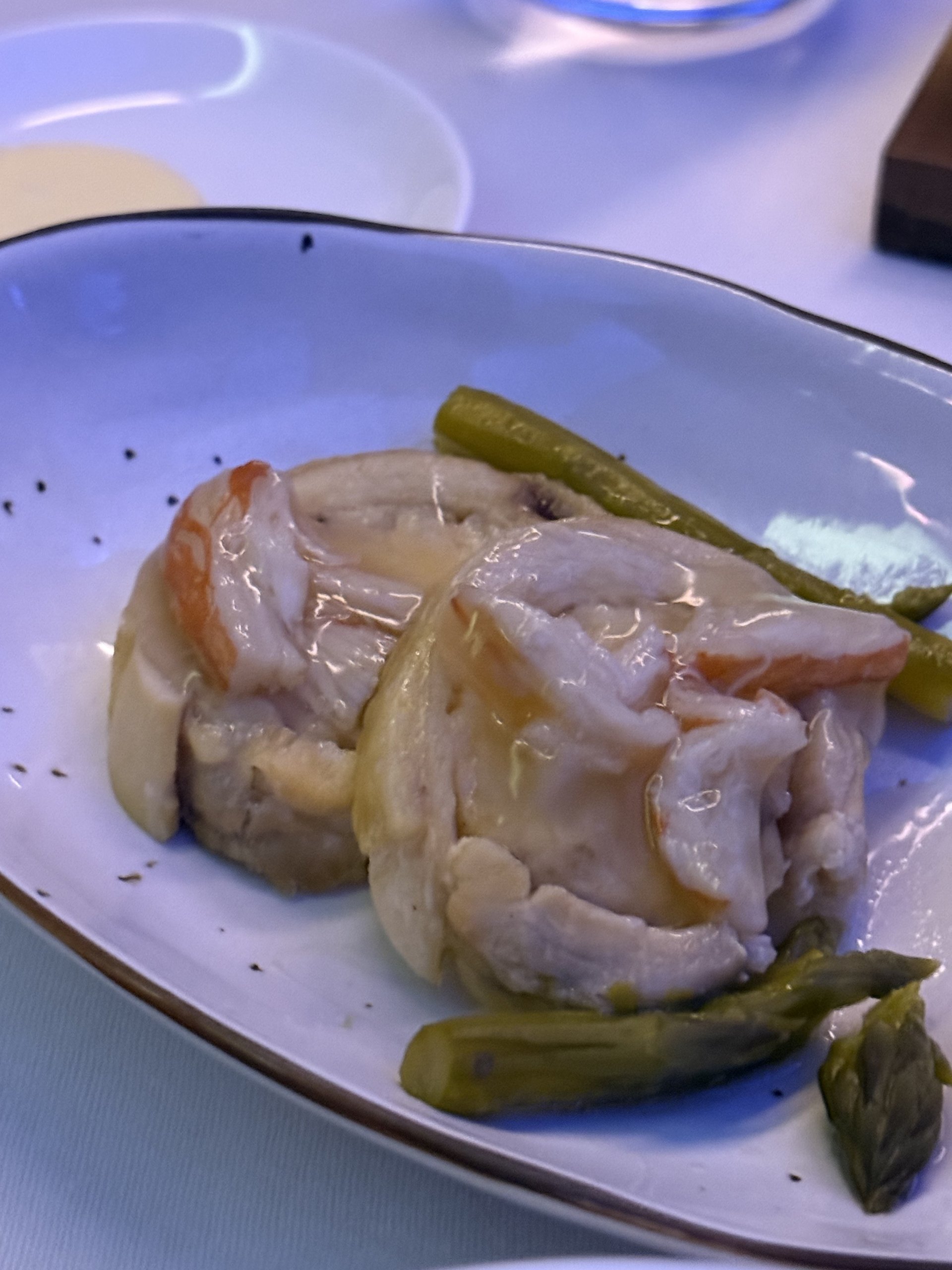 鮑と蟹肉のソースをかけた鶏肉ロール。切り口も美しく。