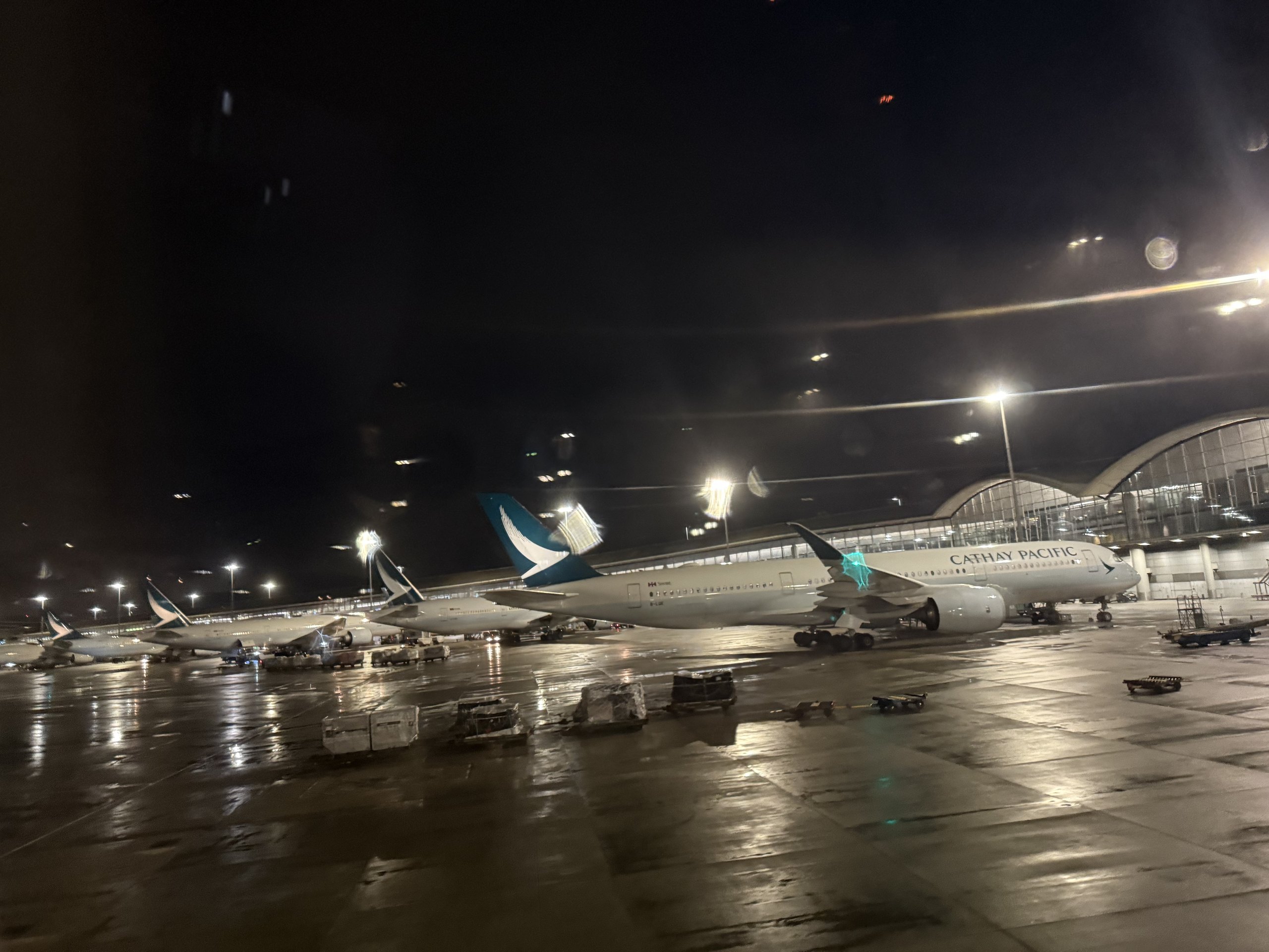 香港の夜。 Cathayの機体が灯りの下に並ぶ。