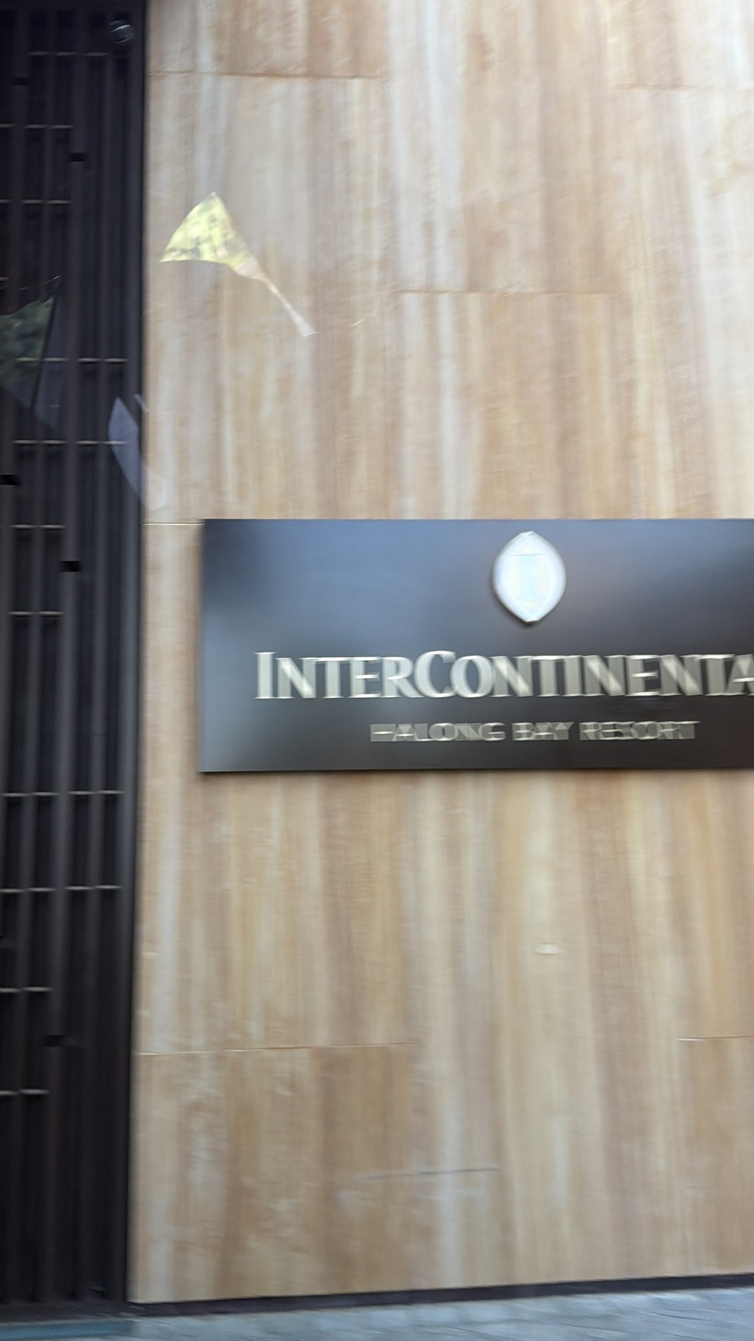 大理石の壁に掲げられたホテルのサイン――InterContinental Ha Long Bay Resort。
