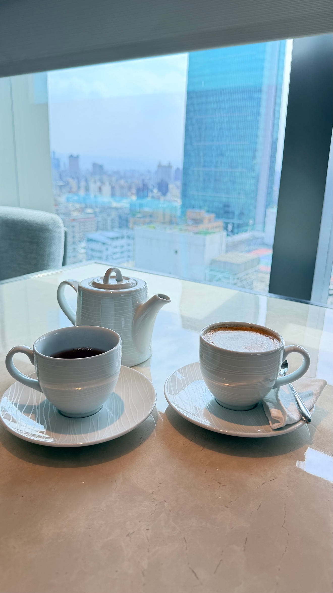 窓際のお茶とコーヒー
