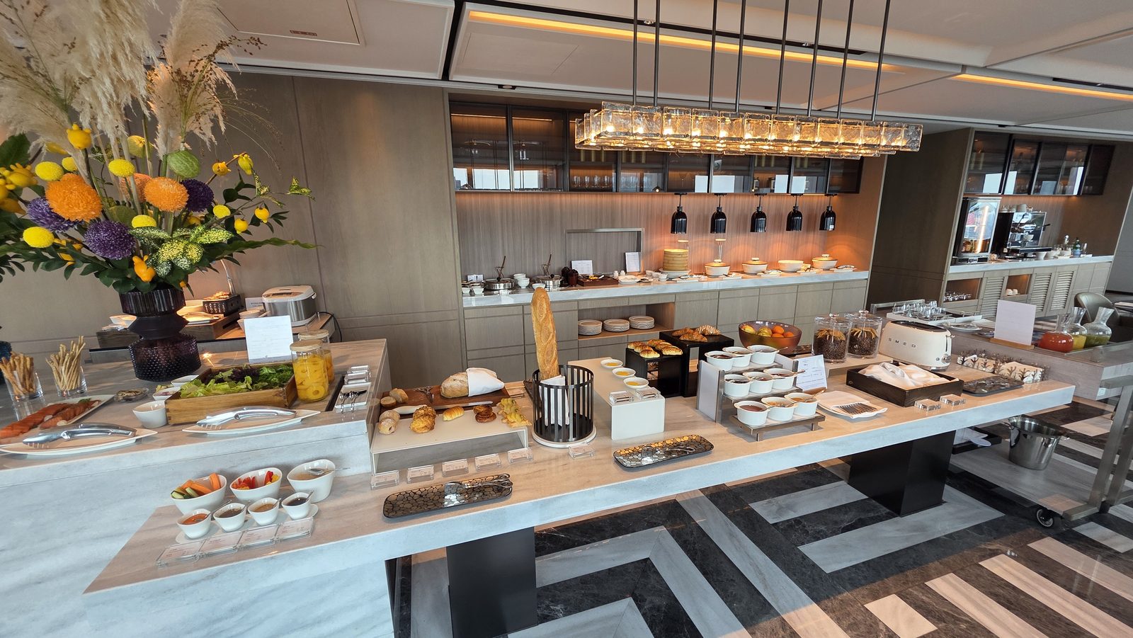 Breakfast: the counter in full, with fresh flowers