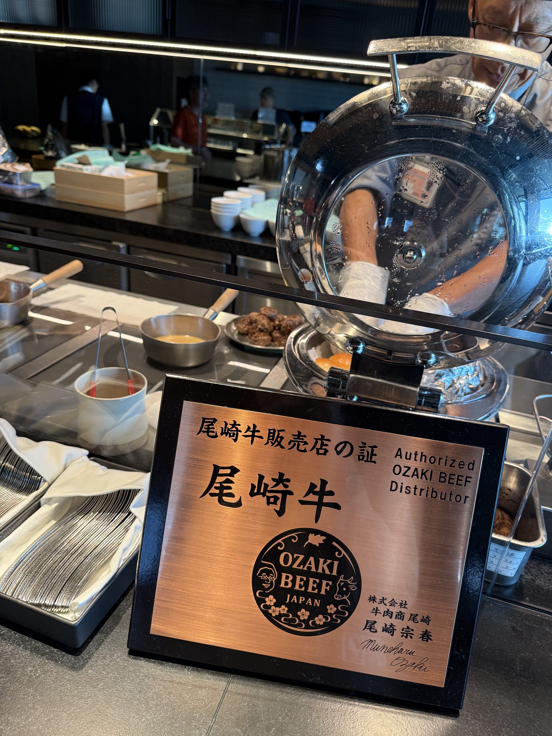 開放式廚房的尾崎牛認證牌:用的是宮崎的品牌牛。