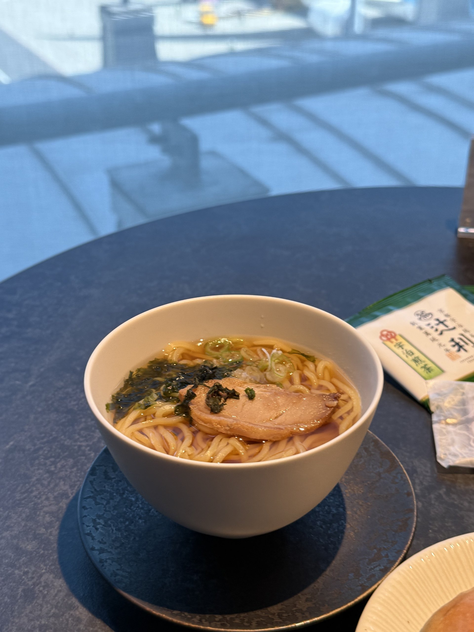 現做拉麵:叉燒、海苔與蔥,熱氣還在。