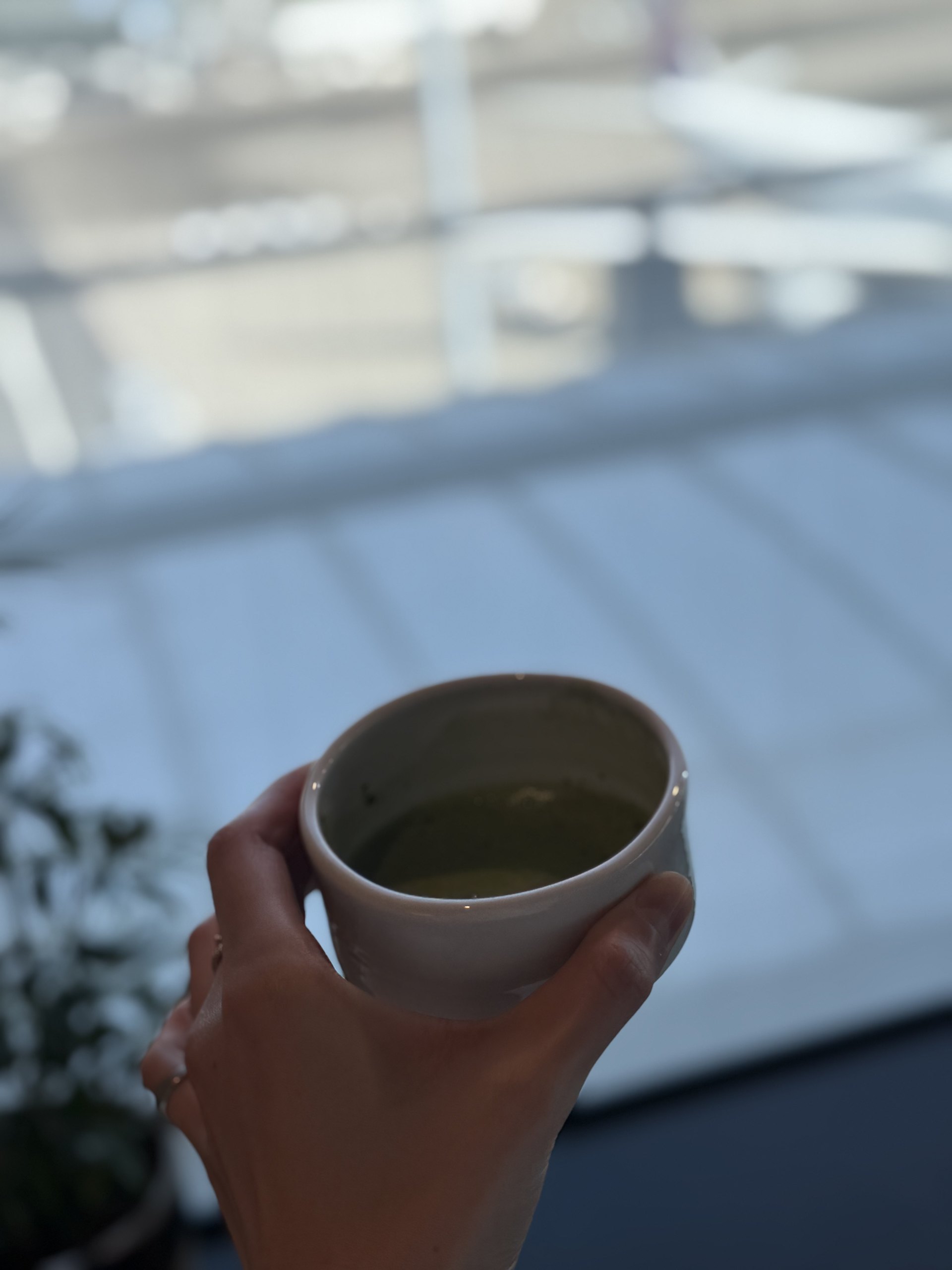 現刷抹茶:茶碗在手,綠意對著窗外的藍天。