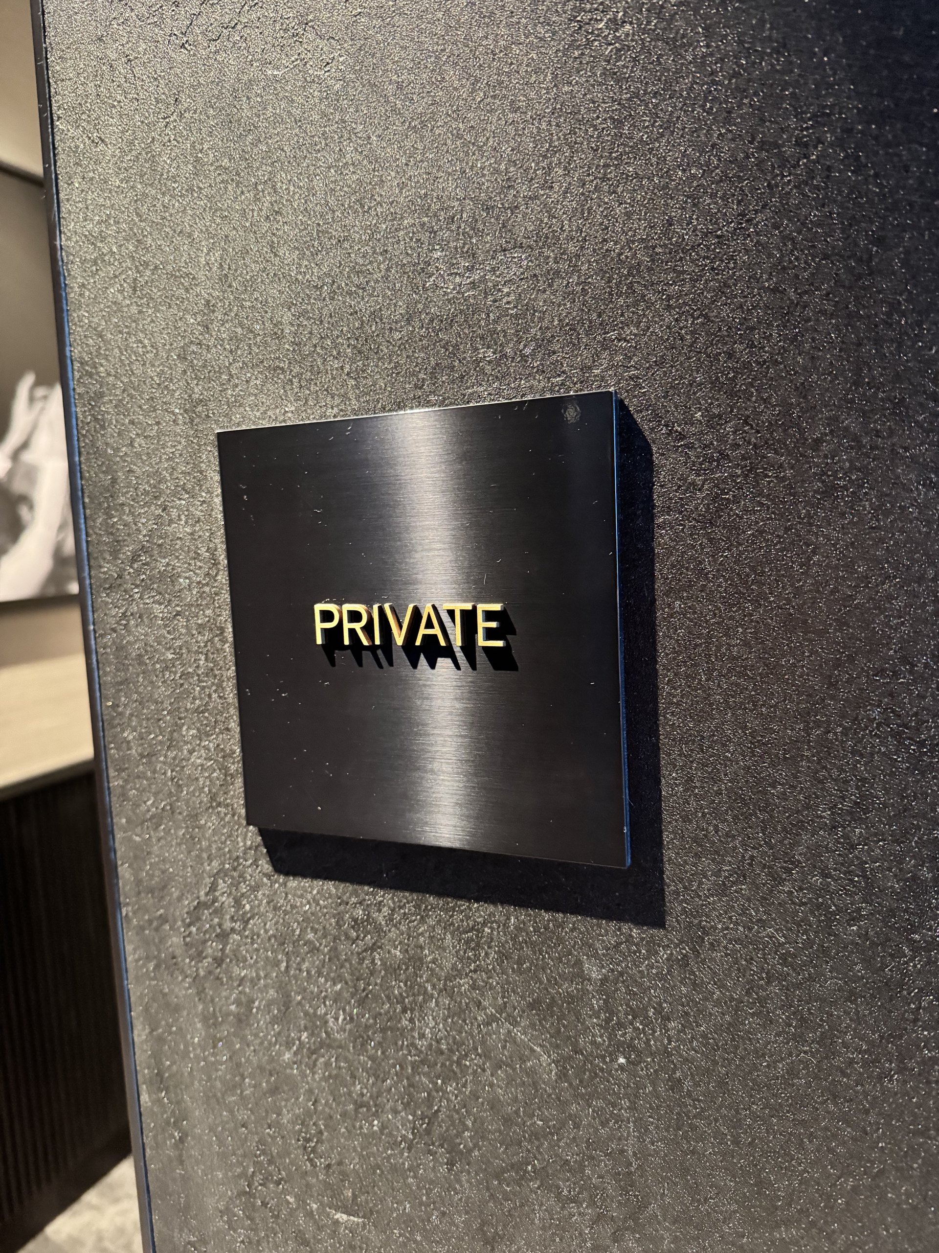 「PRIVATE」門牌:Centurion 會員專屬的私人房間。