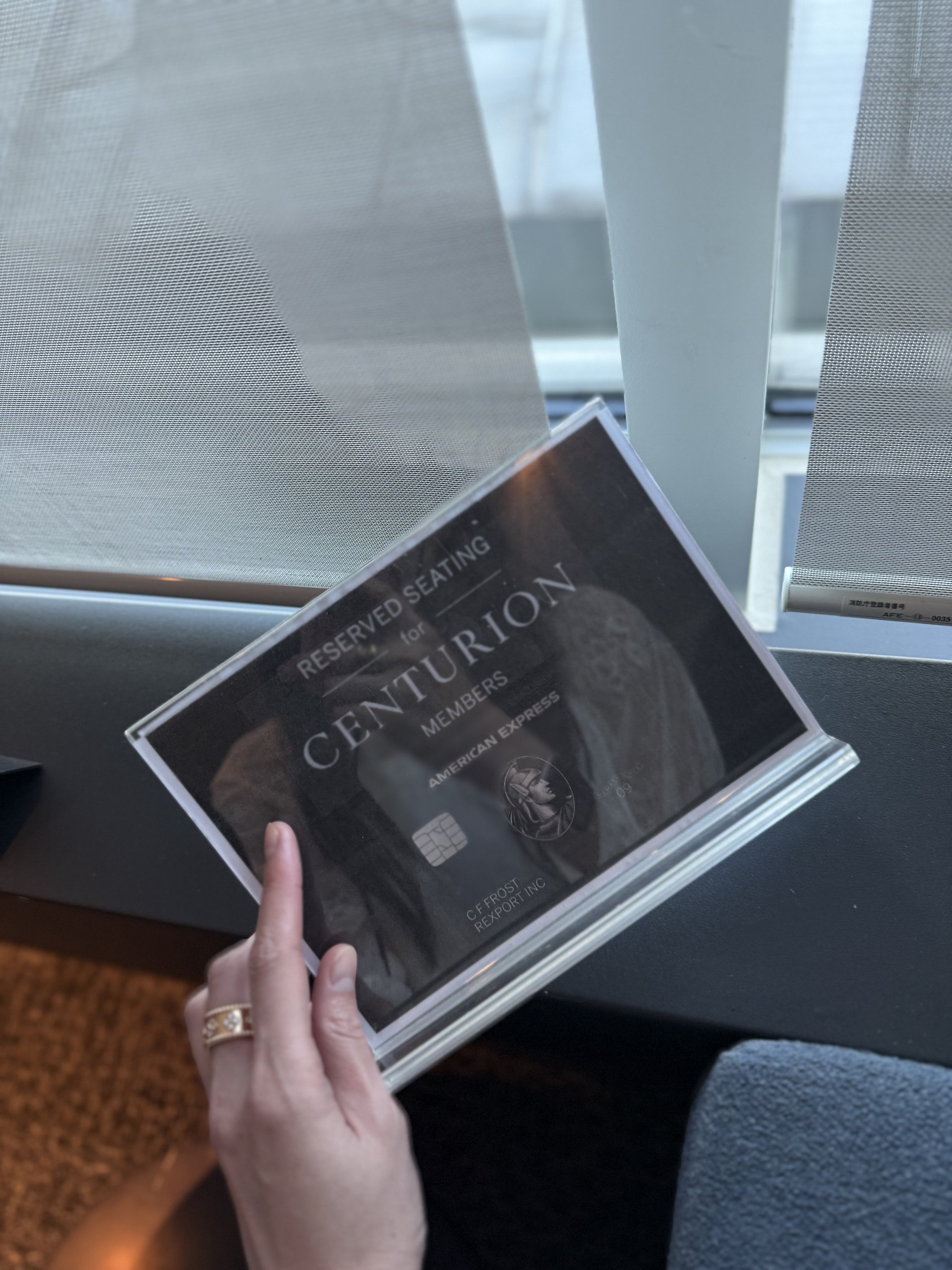 黑卡會員專用桌的識別立牌:RESERVED SEATING for CENTURION MEMBERS。