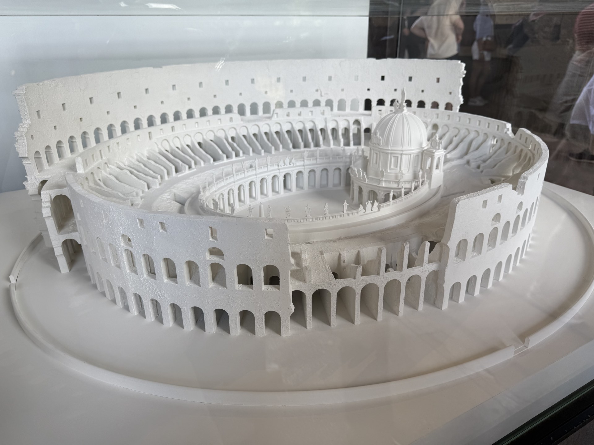 白い建築模型。アリーナ中央に教会を建てる、実現しなかった構想。