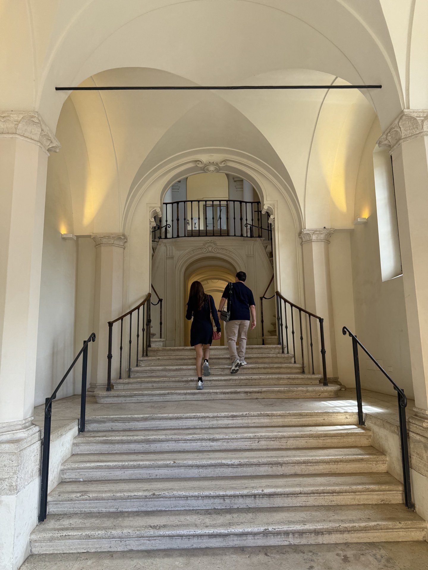 フォロ博物館（Museo del Foro）のヴォールト天井の大階段。