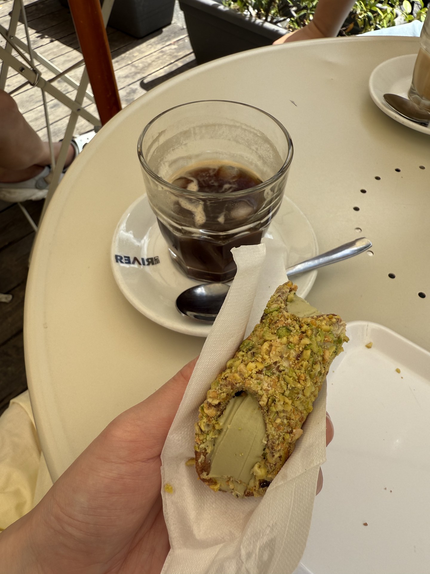 コロッセオ近くのカフェで、まずはピスタチオのカンノーロとエスプレッソ。