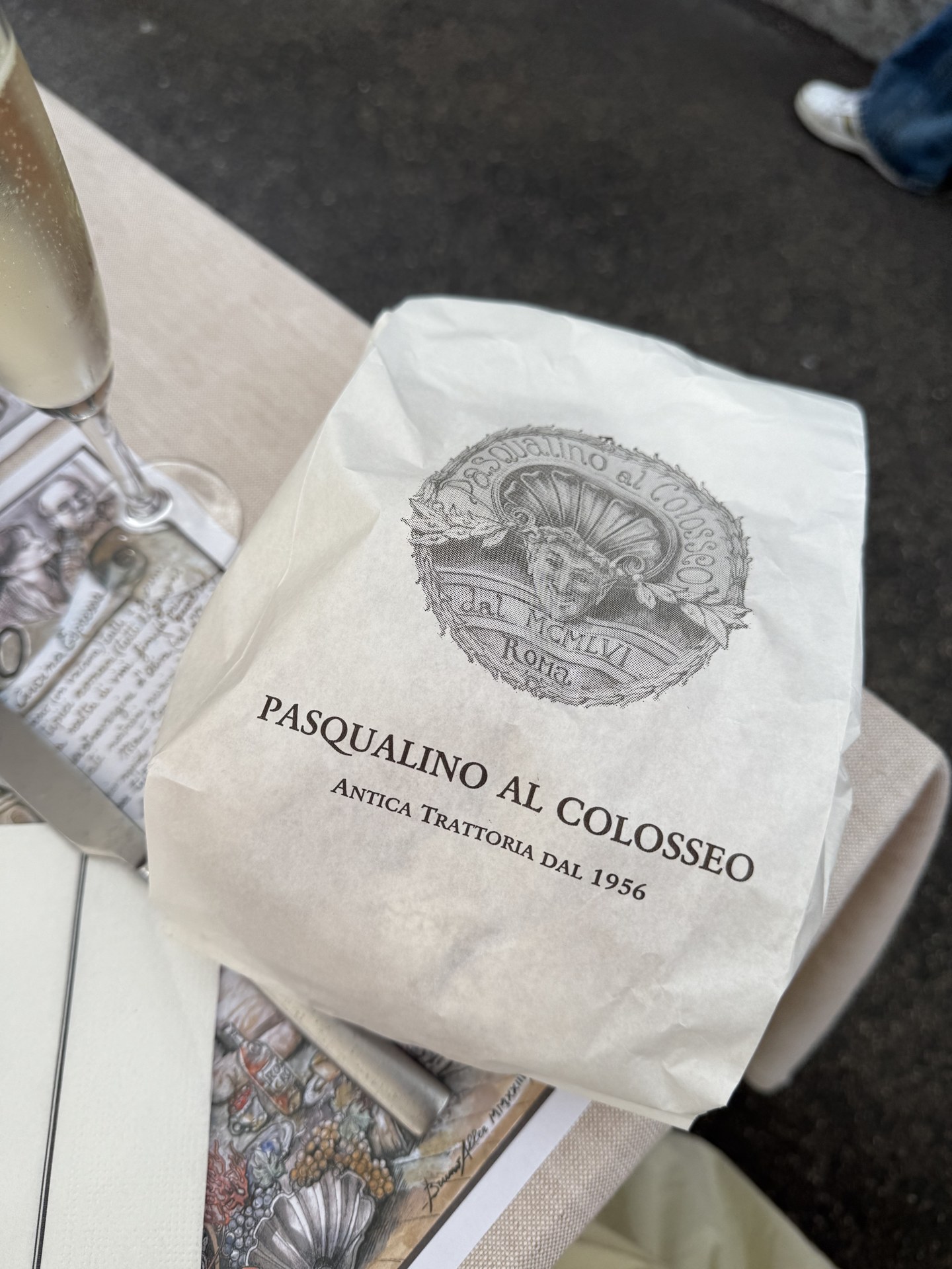 昼食はコロッセオそばの老舗 Pasqualino al Colosseo。1956年創業。