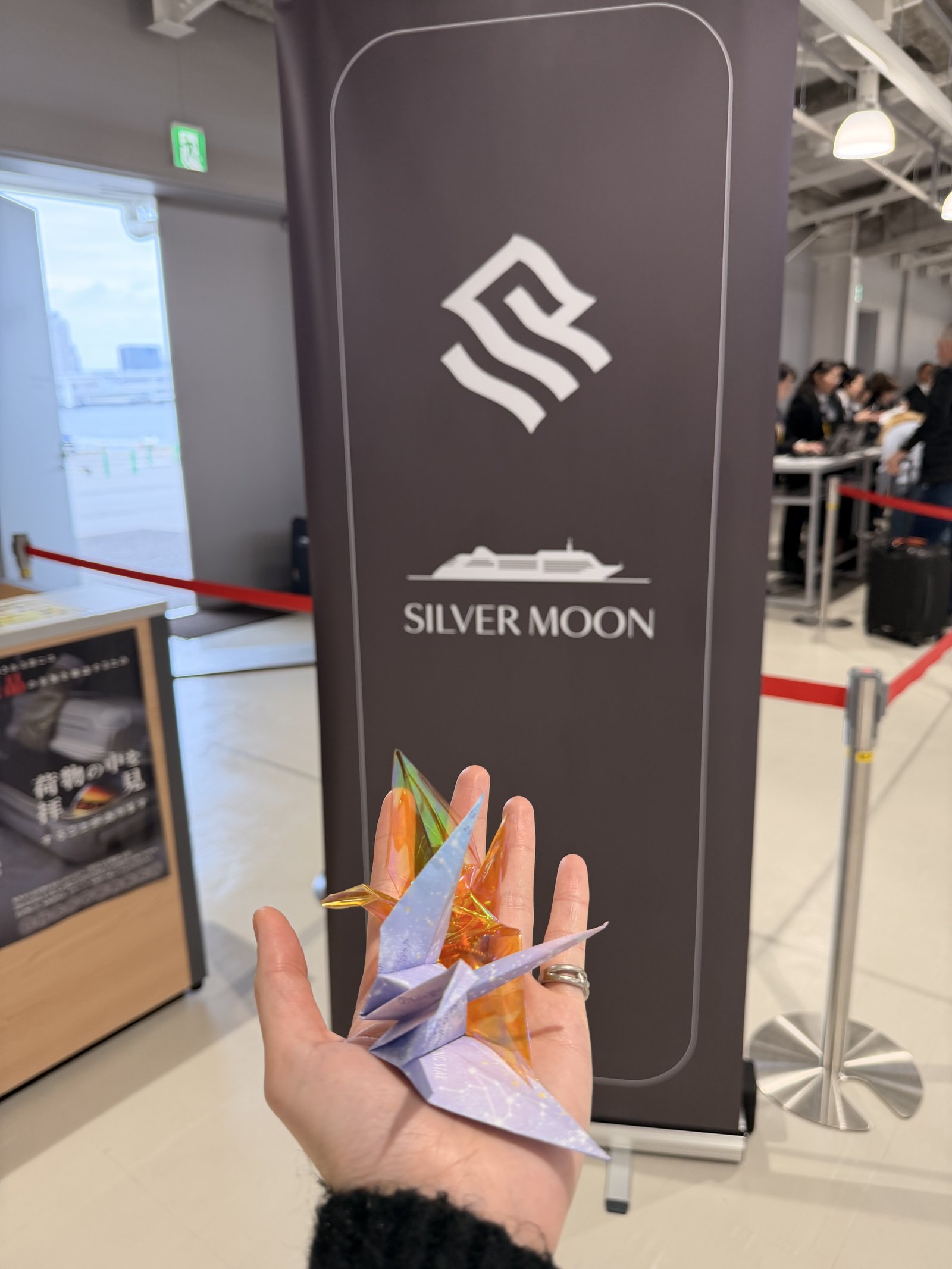手持紙鶴與 Silver Moon 背板合影