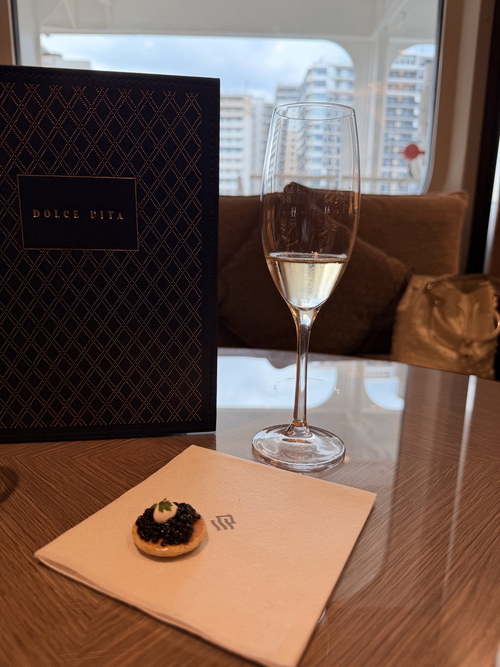 Dolce Vita 的迎賓香檳與魚子醬小點