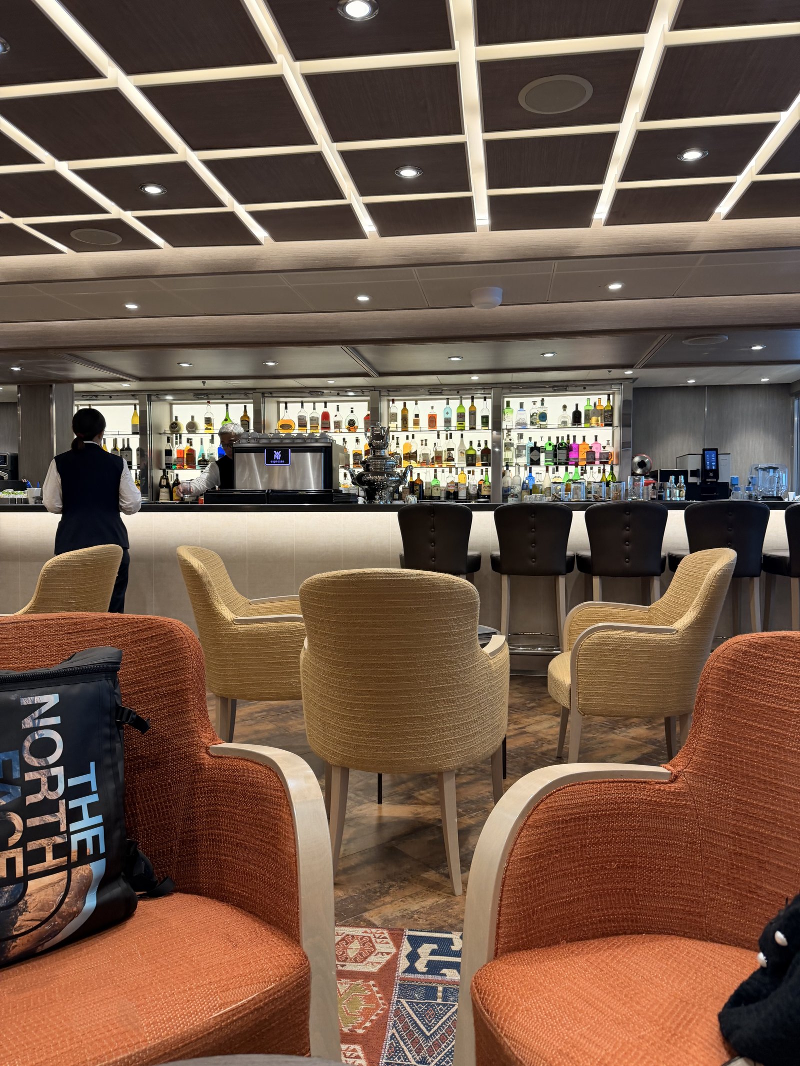 Arts Café 的吧台與座位區