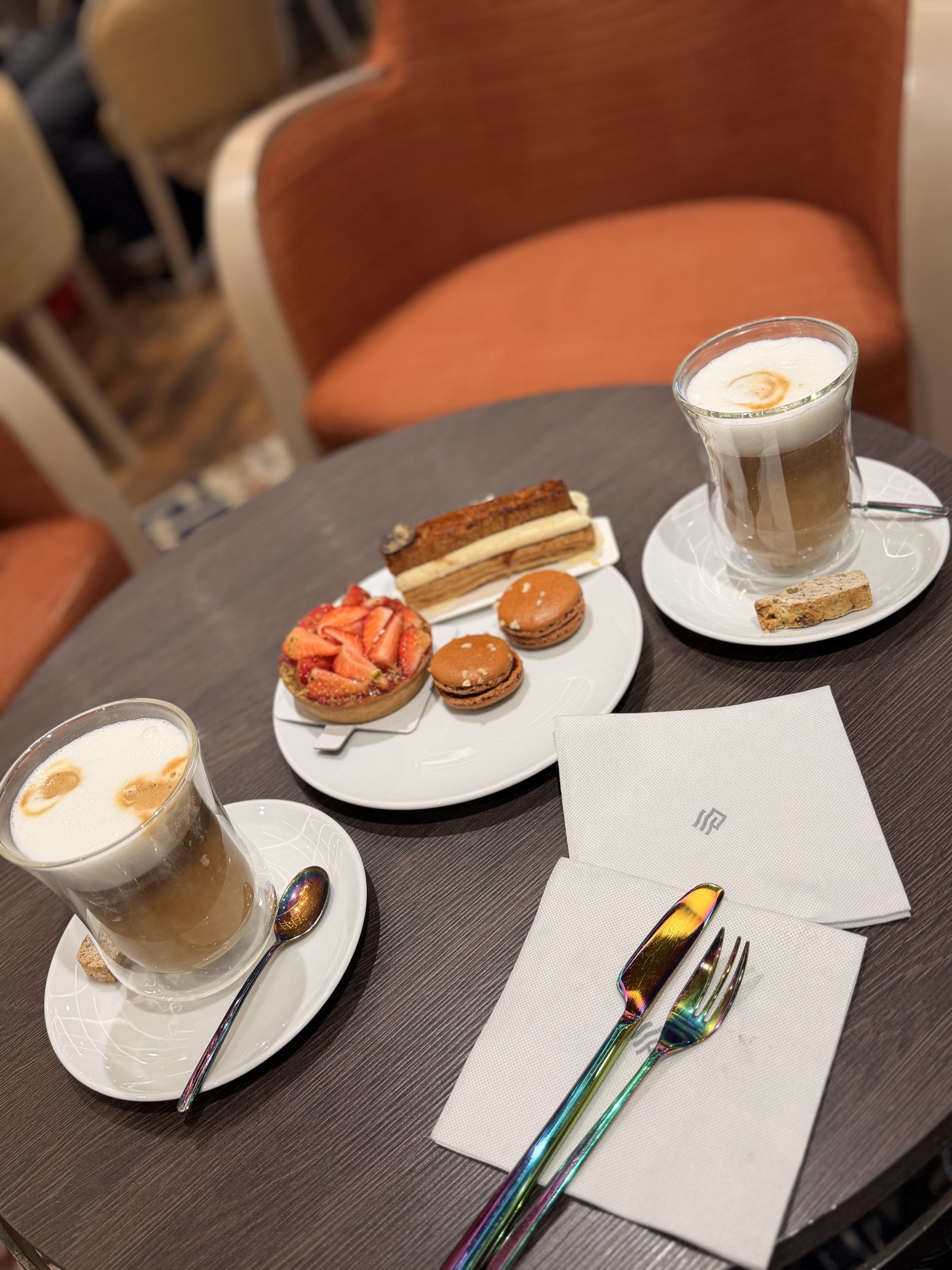 Arts Café 的拿鐵與小點