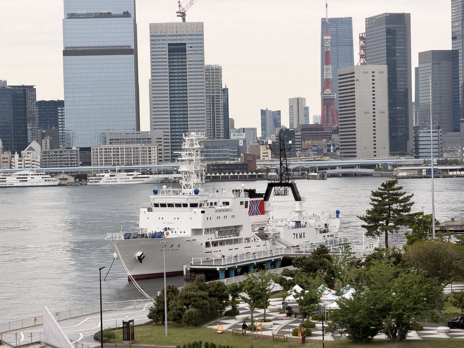 從船上望向晴海港灣與東京鐵塔